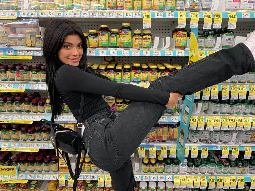 ケルシーのインスタグラム：「here’s 8 photos of me in the vitamin section because i’m getting sick, enjoy!」