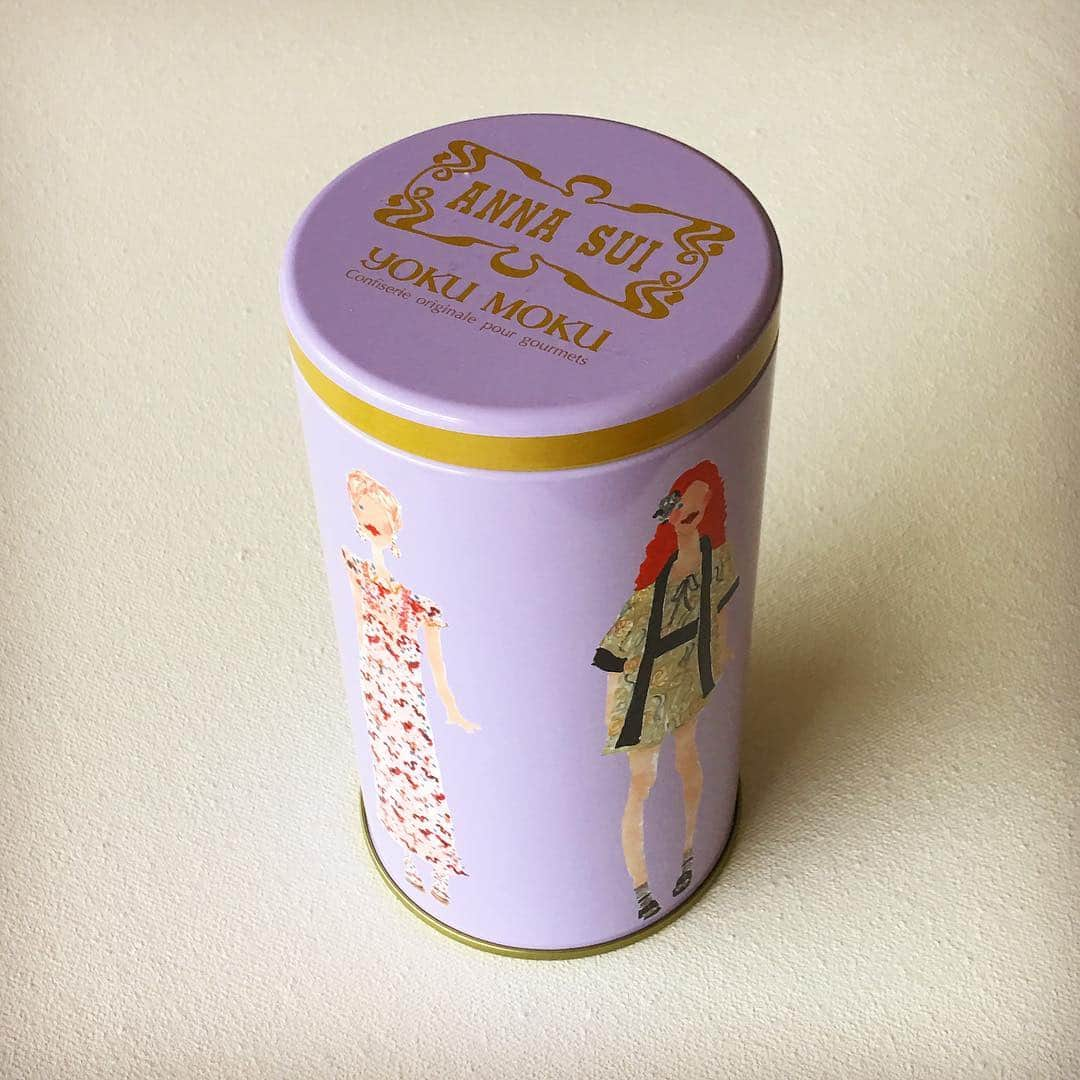 BAILAさんのインスタグラム写真 - (BAILAInstagram)「可愛いお菓子の缶って、ついつい取っておきたくなるのは、私だけでしょうか？ GWに手土産を買わなきゃという方も多いかもしれませんが、ANNA SUIとお菓子の老舗ヨックモックのコラボの缶はいかがでしょう？  ヨックモックの定番の焼菓子が、ANNA SUIのパッケージをまとって登場✨ 缶だけでなく中身の包みまで。可愛い💕と歓声が上がること請け合いです。  味はもちろん、安定の美味しさだから、安心してギフトにできるはず。オススメです💛（副編な） ・ ・ #ANNASUI  #アナスイ #ヨックモック #コラボ #スイーツ #クッキー缶 #お菓子 #ギフト #手土産 #baila_magazine」4月26日 16時20分 - baila_magazine