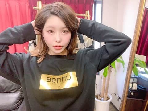 のインスタグラム：「BENNU @bennu_tokyo さんの展示会に伺いました✨ メンズ物が多くミュージシャンの方々から絶大な支持があるのですが、レディースラインもかっこいい物からエレガントな物まで揃っていました。 まだ夏はこれからですがAWメインの展示会でした。 ずっとスウェットが気になってたので着用の物を注文して来ましたよ☺ まだ先ですが秋冬が楽しみです！ . . . #bennu #ベンヌ #AW #fashion #展示会 #乃木坂 #bennutokyo #ヴェンヌ」