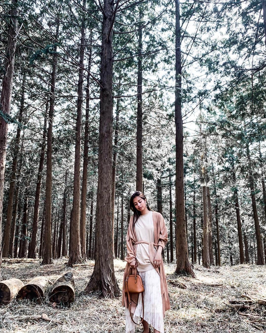 のインスタグラム：「・ ・ outer… @2ndstreet_official  tops… @gu_global  bag… @gucci  skirt… @eimyistoire_official  #アシンメトリー になってて 歩くたびにいい感じにヒラヒラする感じが可愛い😍💕 ・ ・ #fashion #outfit #coordinate #style #ootd #instagood #instafashion #nature#ベージュカラー#ベージュコーデ#GUCCI#brand #今日のコーデ#eimy#eimyistoire#eimy好きな人と繋がりたい #コーデ#シンプルコーデ#ママコーデ#ファッション#コーディネート#gina#mine#arine_ootd #ginaインスタグラマー#スカートコーデ」