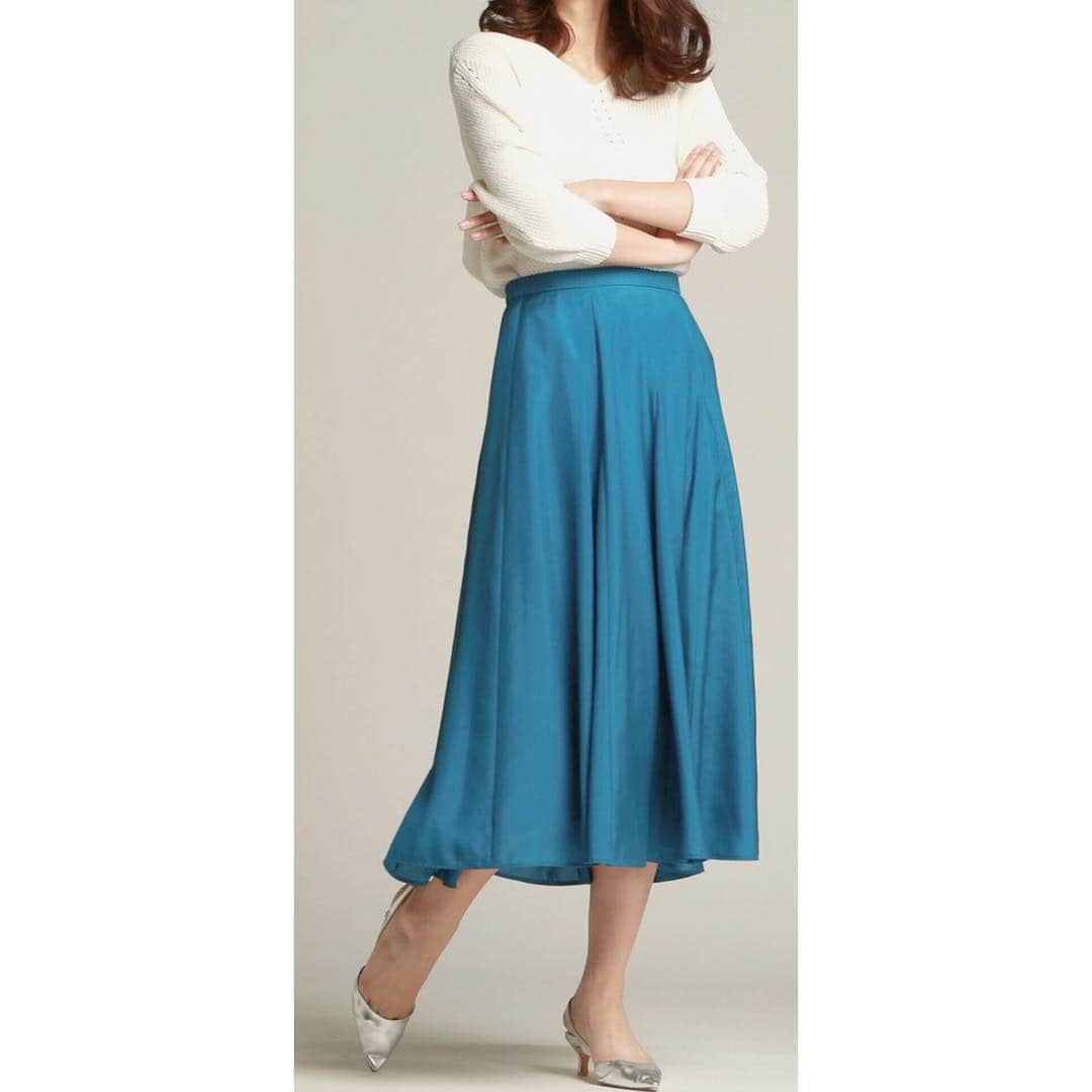 LAUTREAMONTさんのインスタグラム写真 - (LAUTREAMONTInstagram)「エアリーな贅沢フレアースカート。. シワになりにくい軽やか素材のAラインスカート。裾はたっぷりのフレアー感がありヒップはすっきりな美シルエット仕上げ。程よい光沢,とっても軽いサテン素材で今年らしい印象の一枚。. . skirt ¥18,360 . . #skirt #lautreamont #blue #gw #longskirt」4月26日 16時36分 - lautreamont_insta