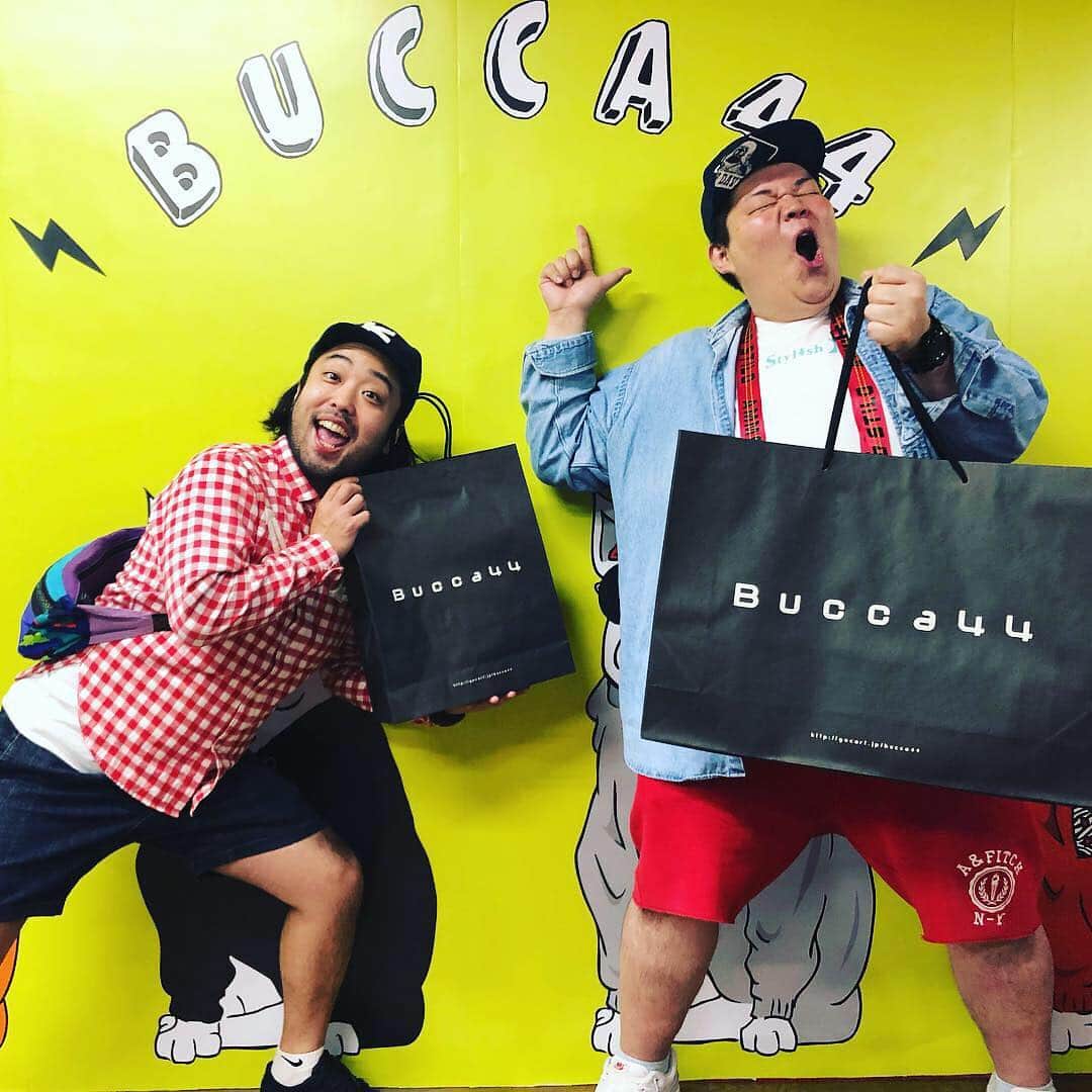 カバのインスタグラム：「本日のでぶ活。 TKO木下さんがディレクターのブランドBUCCA44のSpring&Summer EXHIBITION in Osakaにけんたくんと行って来ました！今回も沢山の中から悩みに悩んで数点購入しました！29日までWEGO心斎橋3号店3階で行われてますので、皆さまも是非行ってみて下さい！ . #TKO木下 #BUCCA44 #WEGO #心斎橋3号店 #29日まで #本日のでぶ活 #でぶ活 #沖縄のわんぱく小僧 #けんたくん #ええ買い物した」