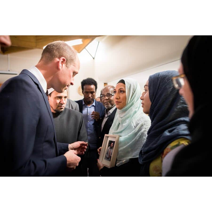 ウィリアム（ケンブリッジ公）さんのインスタグラム写真 - (ウィリアム（ケンブリッジ公）Instagram)「At Al Noor Mosque in Christchurch The Duke of Cambridge met Qariah Omar, Zahra Omar and Rosemary Omar, who lost their brother and son, Tariq Omar, during the Christchurch mosques terrorist attack.  Tariq was very gentle and humble, and dedicated to his faith, family, studies and football. He was a very protective brother.  Tariq would walk an hour to get to the mosque, come rain or shine, every Friday. He loved football (with West Ham United his favourite team), and coached 15yr olds and 9yr olds football teams in Christchurch.  On the day of Christchurch mosques terrorist attack Tariq's mother dropped him off near the mosque and went and parked the car.  As she got out of the car she heard shooting.  The night before he died Tariq spoke to his sister Qariah who told him the date of her upcoming wedding…he was so excited for her.」4月26日 16時40分 - princeandprincessofwales