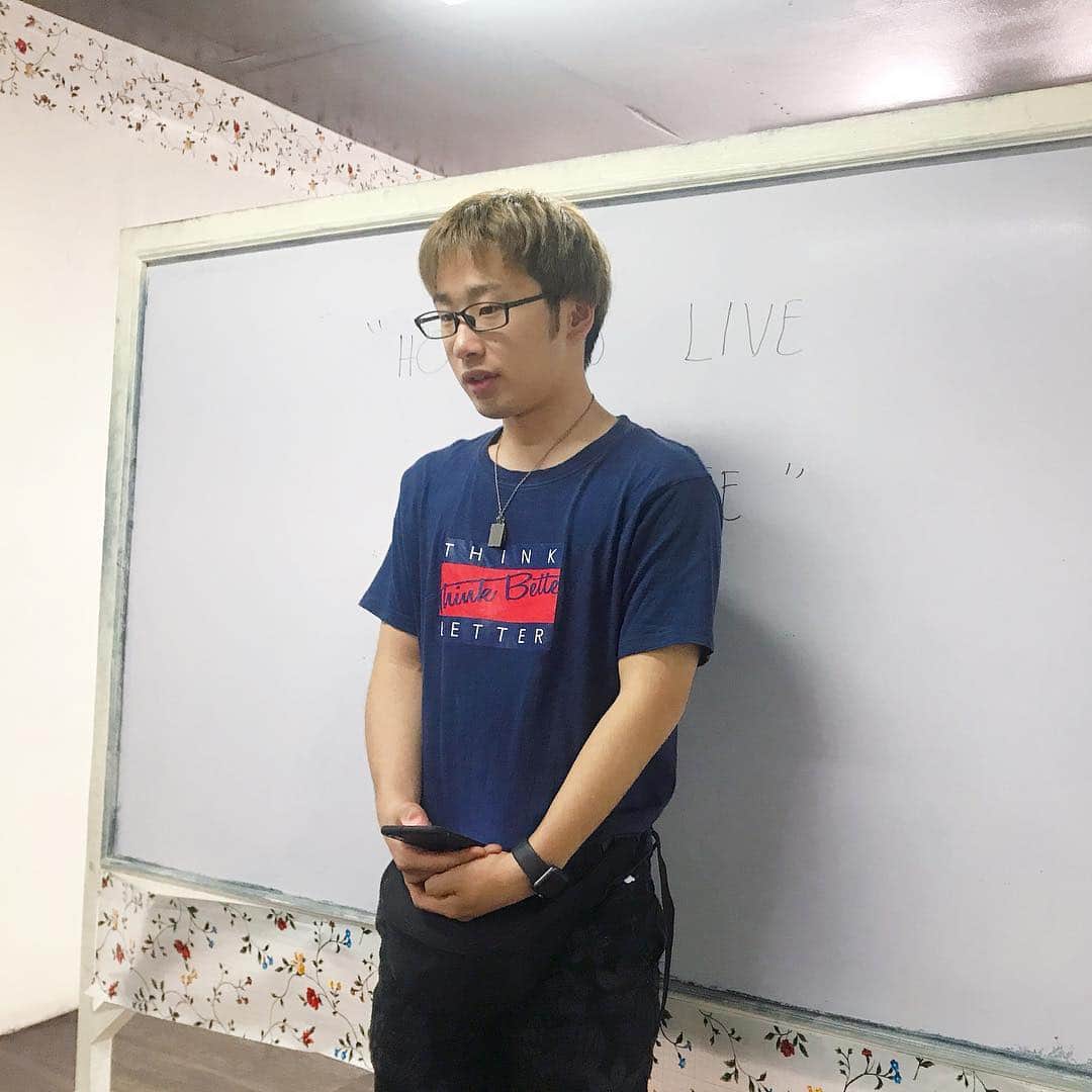 美容留学のアジアビューティカレッジのインスタグラム：「✂︎﻿﻿ 美容留学生シュウくん 初めてのスピーチクラスでした！ 英語の勉強と実技練習の両立は大変ですが 頑張っています😭💪 . .  英語と美容が学べるセブ留学 海外で美容師で活躍しよう‼️ ﻿ @abc_cebu﻿﻿ ﻿ #美容師 ﻿ #スタイリスト﻿ #ヘアスタイリスト﻿ #美容室﻿ #美容院 ﻿ #ヘアサロン﻿ #美容留学﻿ #語学留学﻿ #海外留学 ﻿ #スタイリング ﻿ #カラーリスト ﻿ #日系サロン﻿ #カラー ﻿ #イルミナカラー﻿ #海外生活﻿﻿ #美容学生 ﻿ #セブ島﻿ #英会話 ﻿ #スタイリストデビュー ﻿ #美容師転職 ﻿ #美容師募集﻿ #外国人風カラー ﻿ #美容師の卵﻿ #ショートヘア﻿ #美容師アシスタント #ヘアアレンジ ﻿ #海外で美容師したい﻿ #美容師さんと繋がりたい ﻿#海外美容師」