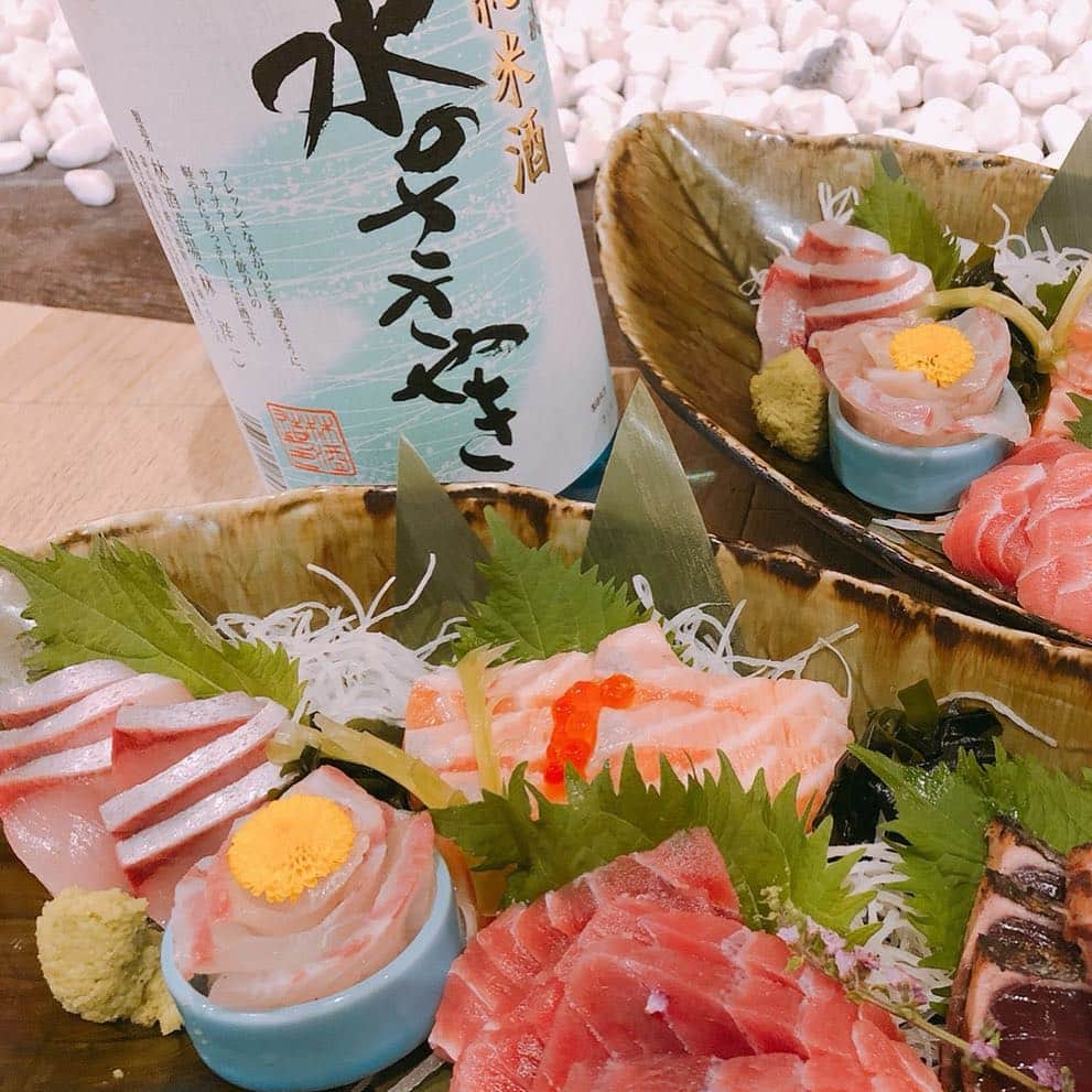 のインスタグラム：「キレのある辛口。  飲み放題にもございます。  富山が地酒、黒部峡。  冷が引き立ちます。  今日限り、インスタ見たよで お刺身ご注文の方、盛りに盛ります... 華の金曜、呑みましょう。  #鶏っく富山#飲み放題#地酒 #地鶏#完全個室#創作居酒屋#宴会#飲み会#予約受付中」