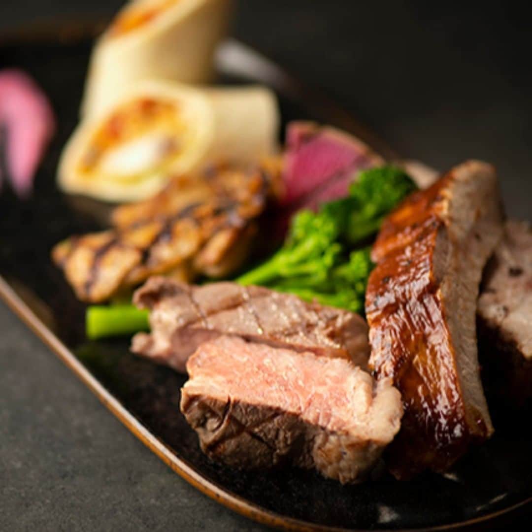 Courtyard by Marriott Tokyoのインスタグラム：「＜ラヴァロック5周年記念メニュー＞アメリカングリルコンボ🍖🍗🍽 アンガス牛サーロイン・ベビーバックリブ・大山鳥モモ肉など過去人気の肉を集めました。グリルやオーブンなどその肉に合わせた調理法で肉の旨味引き出しました。 《5th Anniversary Dinner Menus at LAVAROCK》American Grill Combo🍖🍗🍴 Enjoy a collection of meats that proved popular in the past, such as angus beef sirloin, baby back ribs and Daisen chicken thighs. Each meat is grilled or cooked in the oven to best bring out the flavor based on its type. 😊🍻 #東京グルメ #東京レストラン #tokyogourmet #delicious #instagourmet #tokyorestaurant #美味しいお店 #グリル #テラス #肉 #肉好き #ginza #銀座 #cytokyo5passion #cytokyo」