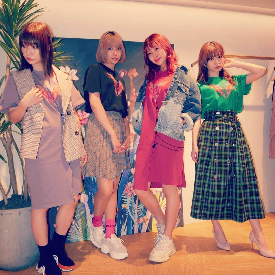 SILENT SIRENさんのインスタグラム写真 - (SILENT SIRENInstagram)「「SILENT SIREN×d'zzit」のコラボアイテム発売開始！  ついに「SILENT SIREN×d'zzit」のコラボアイテムが24日（水）から全国一斉販売開始いたしました！d'zzitとのコラボレーションアイテムは2デザイン！選べるカラーは3カラー。男女ともに着用できて普段にも使いやすいオシャレなデザインになっています！ ▼販売店舗 d'zzitラフォーレ原宿店 DAZZLE FASHION大阪LUCUA1100/Isetan Closet店 d'zzit POP-UP STORE 名古屋タカシマヤゲートタワーモール店　※4/24(水）～5/7（火）の期間限定POP-UP STORE DAZZLE FASHION公式オンラインストア  各直営店ではサイサイコラボアイテム購入でメンバー直筆サイン入りエコバッグが当たるチャンスも！ 詳細はDAZZLE FASHION公式オンラインストアや公式Instagramをご確認ください。  #dzzit, #dzzitiseverything, #dazzlefashion, #silentsiren, #サイサイ, #サイレントサイレン, #collaboration」4月26日 16時45分 - silentsiren_official