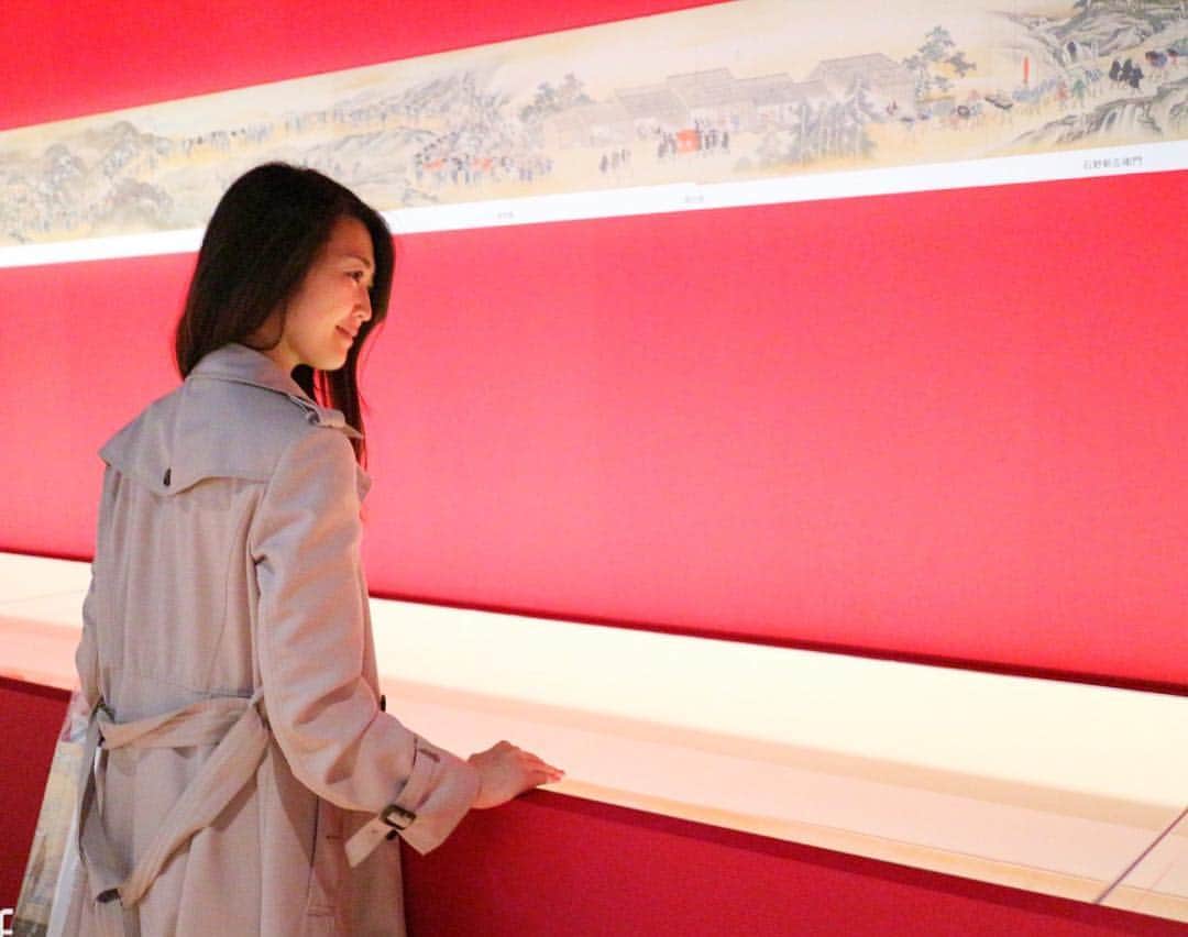 花田浩菜のインスタグラム：「明日から#GW の方も多いのではないでしょうか？😊 我が家も長い連休なので、お出掛けしたり楽しみです🙆‍♀️ . . そんな#ゴールデンウィーク のお出掛けにもぴったりな、明日4月27日（土）からはじまる #東京都江戸東京博物館 （ @edotokyomuseum ）の特別展、 「江戸の街道をゆく～将軍と姫君の旅路～」のプレス内覧会に参加させて頂きました✨ 久しぶりとなる特別展だそうで、見どころは何と言っても#サンドアートパフォーマンス ！！ . 5月3日(金)～6日(月)の限定で特別展のチケットをお持ちの方のみ観れるサンドアートパフォーマンスですが、本当に感動的！！ 音楽に合わせて砂で#東海道鳴海 など全部で4枚の絵画を表現するパフォーマンスなのですが、まるでどんどん絵に命が吹き込まれていくよう。そして流れるように4枚の絵をテンポ良く次々と仕上げていく技術は今まで見たことがない新しいパフォーマンスで本当に凄かった。（🔜スワイプで動画の一部が見れます🙌） . . 特別展も江戸から現代まで続いていることを改めて考えさせられる風景や、『将軍と姫君』がテーマとなっていることからミニチュアの婚礼道具などもあり、ロマンチックで昔の姫君もこんな風に婚礼準備をしていたのだな、と様々な感情が出てきました👰 あと数日で#令和 に元号が変わる今、過去を振り返ってみるのも何だか良いなと思った今日この頃。 家族でもカップルでもサンドアートは見て楽しめるので、ゴールデンウィークのお出掛けに是非チェックしてみてくださいね😊 . . #東京都江戸東京博物館 #特別展オープン #サンドアートパフォーマンス #pr #江戸東京博物館 #博物館 #博物館巡り #家族でお出掛け #デート #両国 #お出掛けスポット #ryogoku #l4l #happy #happydays」