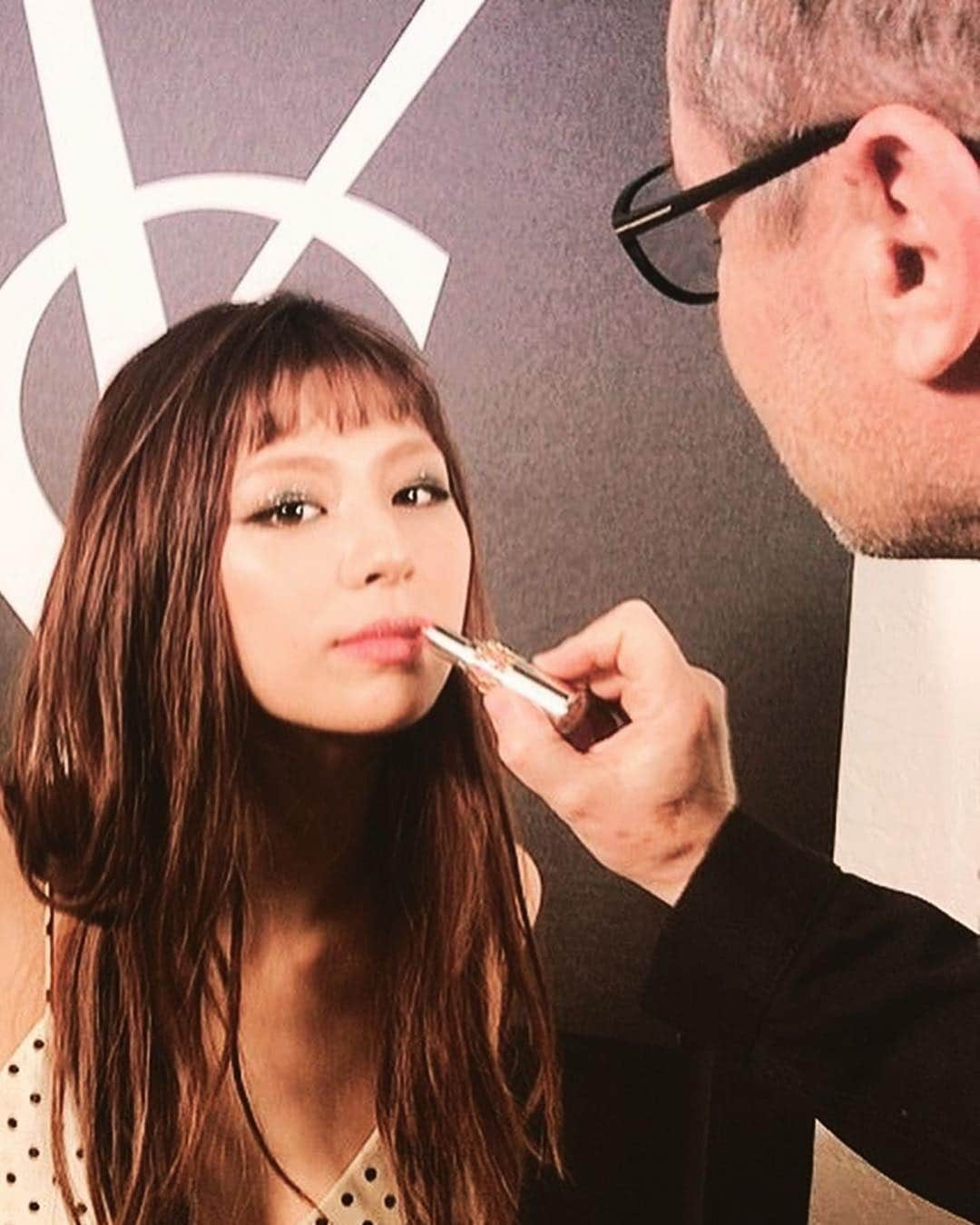 西内まりやさんのインスタグラム写真 - (西内まりやInstagram)「LAにて Global beauty directorの @tompecheux  彼にメイクのノウハウを教えて頂きました💄 乾燥が気になる時は、スキンケアクリームに砂糖を少し入れて塗ると良いそうです😳そしてTomさんの人生において大事な事は"好きな事をし続けること"と仰っていました。 カラーシャドーの使い方も教えてもらったから今度やってみよ😏  #tompecheux #トムペシュー #yslbeauty #palmsprings」4月26日 16時49分 - mariya_nishiuchi_official