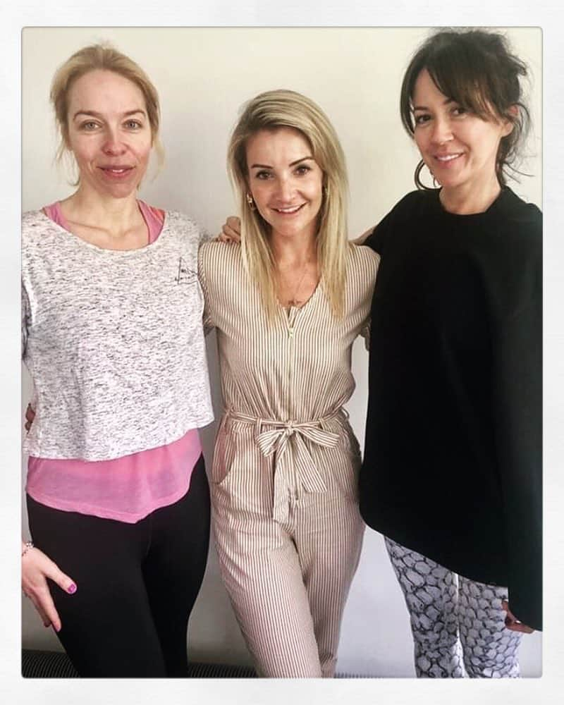 ヘレン・スケルトンさんのインスタグラム写真 - (ヘレン・スケルトンInstagram)「Loved catching up with these ladies....thanks for having me on your podcast 😘😘 @thehotmessmums #podcast #mumlife #babies #kids #mums (@beckygurl I learned this pose from you #legbomb)」4月26日 16時53分 - helenskelton