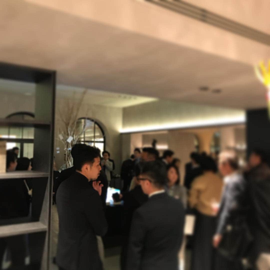 雨晴 / AMAHARE 雨晴（あまはれ）さんのインスタグラム写真 - (雨晴 / AMAHARE 雨晴（あまはれ）Instagram)「KUROの母体店舗 g GIFT AND LIFE STYLE @g_roppongi のコンセプト。  誰かのために。自分のために。 贈る想いは、美しい。  贈り物や自分へのご褒美をもっと身近な習慣にして、毎日の暮らしに豊かな彩りを添えられたら。  その想いを体現したレセプションパーティーがグランドオープンに先駆けて開催されました。  春夏秋冬。  季節のうつろいを表現したフードや美味しいお酒でご来場いただいま皆様をおもてなし。  お料理をご担当されたのは、 gを運営するボネリート社の飲食部門の皆様 @tenohadaikanyama  久しぶりにお目にかかれた方も沢山いらして、嬉しい時間となりました。  六本木ヒルズの新しいコミュニケーションの場、 gとKUROをどうぞよろしくお願いいたします！ ーーーーーーーーーーーーーーーーーーーーーーーーー KURO  AMAHARE for g  開業日： ‪2019年4月25日（木）‬ 住所：ｇ GIFT AND LIFESTYLE 内 ‪〒106-0032　 東京都港区六本木6-10-2‬六本木ヒルズヒルサイドB1F  TEL：‪03-6812-9163‬ URL ： http://g-roppongi.jp/ Instagram ：@g_roppongi  KURO AMAHARE for g  2019.4.25（THU） Grand Open At Roppongi  Hills  #akitoakagi #赤木明登 #hisaoiwashimizu #岩清水久生 #satsukioka #岡さつき #shimoodesign #下尾和彦 #下尾さおり #shouyagrigg  #yuichitakemata #竹俣勇壱 #takeshitsujino #辻野剛 #fresco #naotoyano #矢野直人 #naotsuguyoshida #吉田直嗣  #kuro #amahare #雨晴 #g_roppongi @g_roppongi  #roppongihills  #工芸 #craft #japanesecraft #六本木  #非日常があるからこそ輝く日常のくらし  #雨の日も晴れの日も」4月26日 16時54分 - amahare