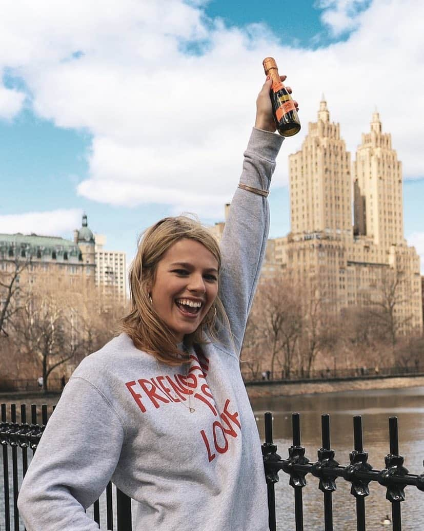 Mionetto Prosecco Deutschlandさんのインスタグラム写真 - (Mionetto Prosecco DeutschlandInstagram)「Das ist New-York-Feeling pur! @marina_lovesnyc macht ihrem Namen alle Ehre und genießt ihren Mionetto-Moment in New York City. Cin cin! 🥂 #mionetto #prosecco #mionettoprosecco #mehralsnureinprosecco #newyork #newyorkcity #streetsofnewyork #travel . . . . #orange #sparkling #winelovers #bubbles #italianlifestyle #lifestyle #lifestyleblogger #design #proseccooclock #igersdeutschland #proseccotime #proseccolove #love #madeinitaly #bestoftheday #instagood #instadrink #potd」4月26日 16時55分 - mionetto_de