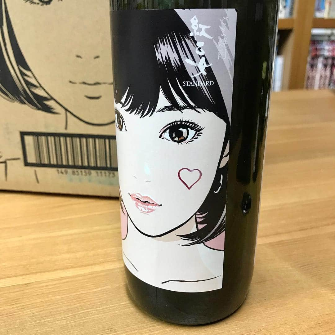 江口寿史さんのインスタグラム写真 - (江口寿史Instagram)「紅乙女胡麻焼酎江口寿史Ver.完成版届きましたよ。段ボールも限定バージョンです。胡麻焼酎は身体にも優しいですよ。通販もできるようなので、皆さん手にしてみてください。  @beniotome_shuzou #ごま焼酎 #江口寿史 #紅乙女スタンダード #紅乙女スタンダード江口寿史バージョン #製造ライン ------------------------------------- ▶︎プロフィール画面の『電話をする』ボタンからご注文・お問い合わせください👉 @beniotome_shuzou  #紅乙女酒造 #紅乙女 #胡麻祥酎 #胡麻焼酎 #福岡#久留米#beniotome #fukuoka」4月26日 16時58分 - egutihisasi