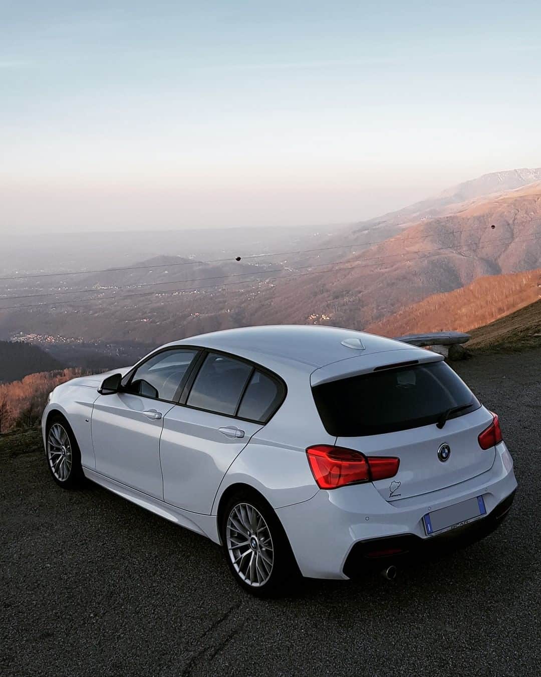 のインスタグラム：「A real urban hero watches over you. The BMW 1 Series. #BMWRepost @mich_ros8  #BMW #1Series」