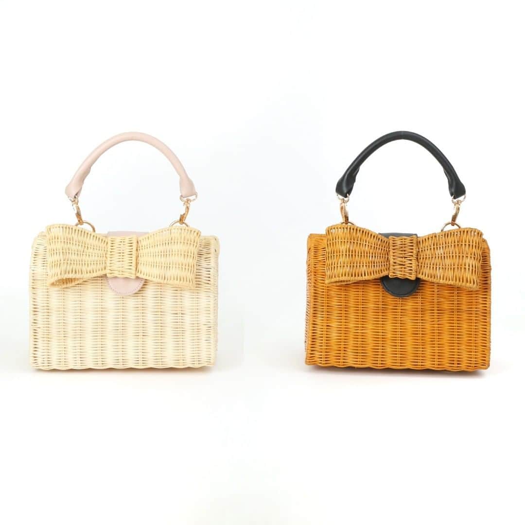のインスタグラム：「. 【NEW】 . リボンラタンショルダー ￥12,000＋tax . color：beige / brown . 大きなリボンとトランクをイメージした シルエットがポイントのかごバッグです💓 . . #honeysalonbyfoppish #honeysalon #ハニーサロン #ハニサロ #ハニサロバッグ #リボン #ショルダーバッグ #バッグ  #ミニバッグ #かごバッグ #カゴバッグ #ピクニック #ribbon #minibag #shoulderbag #newin #girly #picnic」