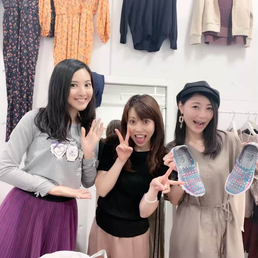 前田友理香さんのインスタグラム写真 - (前田友理香Instagram)「先日、女子力アップイベントに ﻿@mischiefxxx さんと @nananastone で参加ぁー！ ﻿ もう一組！みほちゃん and 順子のある意味モノマネチーム♡ ﻿ 変装して、金持ちマダム風で登場！！ ﻿ 全く気がつかず。。。 ﻿ 隣のブースで話してるとこを見かけてさぁ👀二度見したよね。 ﻿ 本当っ！！！ ﻿手がこんでるわ！ ﻿圧巻！！！！！！！ ﻿ ありがと♡ ﻿ #女子力アップイベント #mischief  #セレクトショップ #洋服 #洋服屋 #アパレル #nanana stone #パワーストーン #ブレスレット #天然石 #アバレル #騙す女 #騙される女」4月26日 17時01分 - yurikamaeda