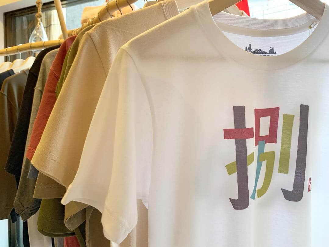 井浦新さんのインスタグラム写真 - (井浦新Instagram)「代々木上原のMIGHTRYでは MIGHTRY8(捌)周年記念TEE ELNESTの烏天狗モチーフのアレやサファリハット  shastaへ別注したステンレスボトル ↑これ撮影現場から登山まで様々なフィールドで重宝してるやつ などなど 新作あれこれ取り揃えて 絶賛発売中ですよー #mightry #捌周年 #elnest #えるねすと #shastarebottle」4月26日 17時22分 - el_arata_nest