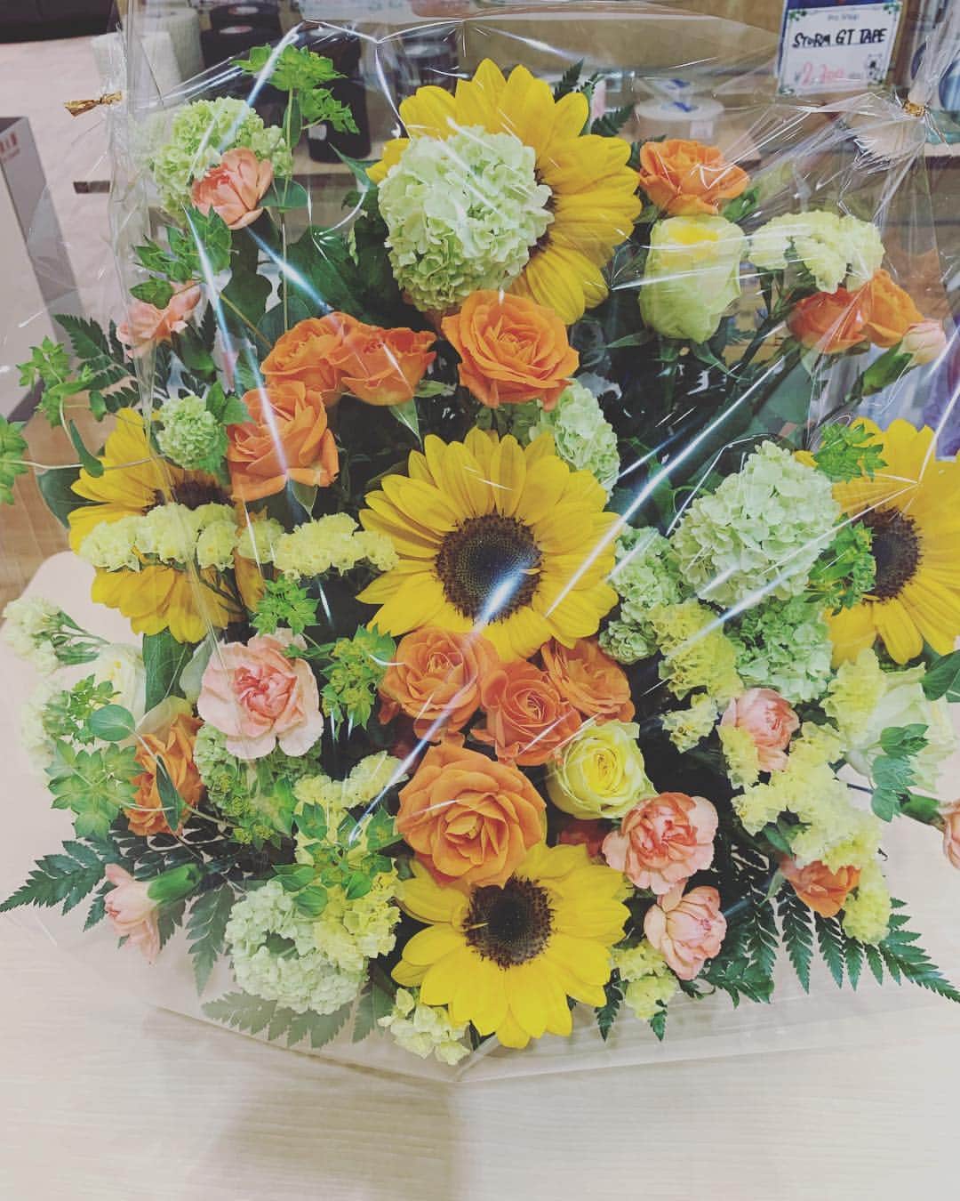 安藤瞳さんのインスタグラム写真 - (安藤瞳Instagram)「素敵なお花をお送りいただきました✨🤗 本当にありがとうございます‼️」4月26日 17時15分 - hitomiandoh