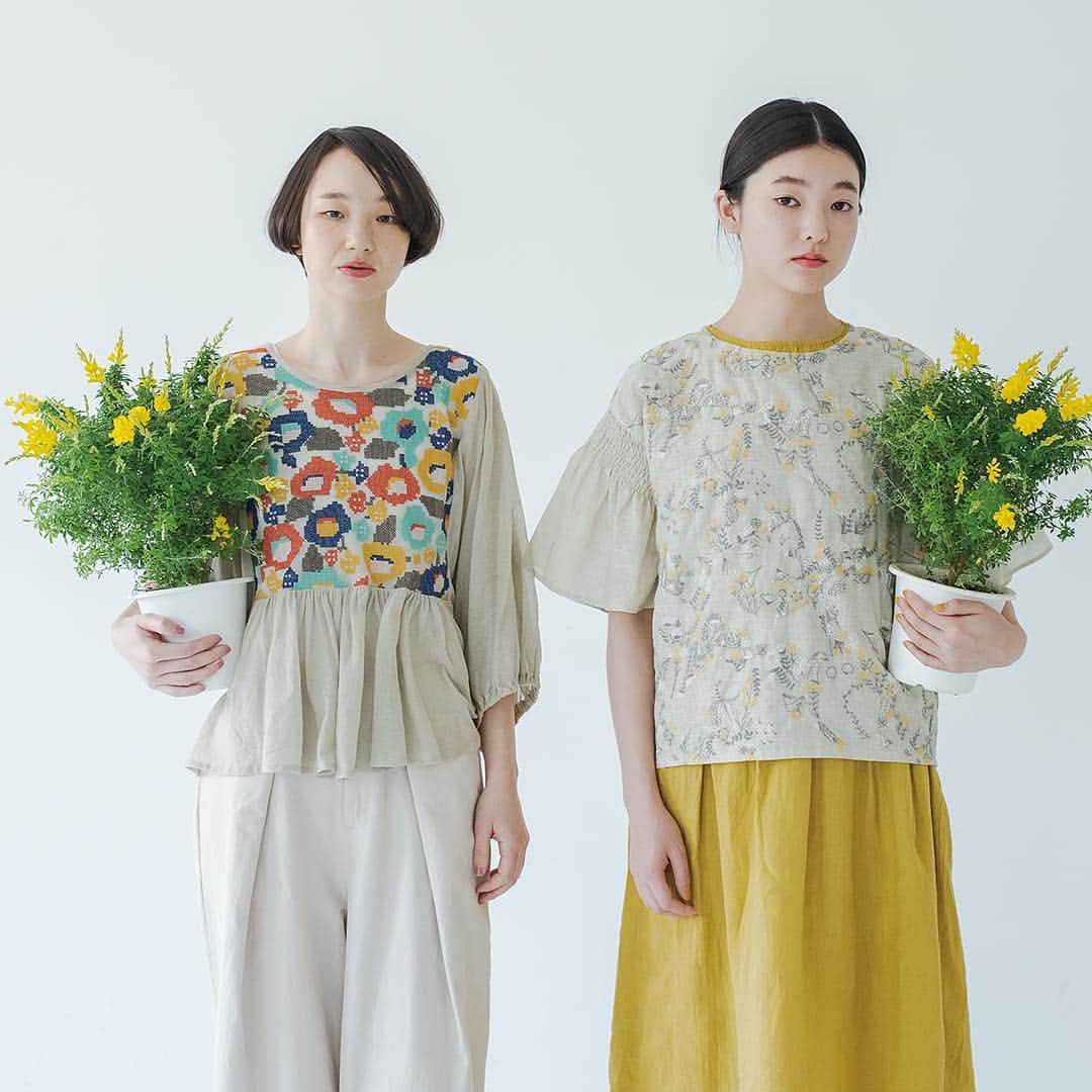 marbleSUD(マーブルシュッド) のインスタグラム：「【盛夏の新作】 LOOK BOOKの表紙を飾っている「EMB Shara」。華やかなツバキの花をクロスステッチで表現した、この夏イチオシのシリーズです。透け感のあるメッシュ地に刺繍を施した凝った技法にも注目！細部にまでこだわったデザインは、コーデの主役になること間違いなし！ ・ ボリュームスリーブブラウスは、総メッシュ仕様。大人女子に嬉しいほどよい透け感が◎気になる二の腕もしっかりカバーしつつ、暑い夏場も快適に過ごせそうですね。 ・ #marblesud #マーブルシュッド #ツバキ #shara #花 #flower #ガーデニング #植物 #刺繍 #ファッション #コーディネート #コーデ #大人カジュアル #夏 #gw #ゴールデンウィーク」