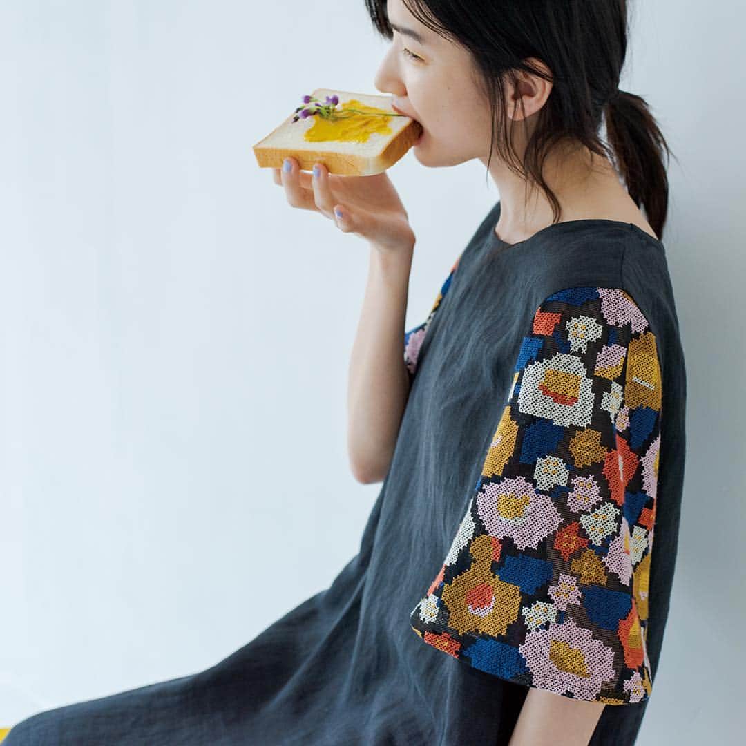 marbleSUD(マーブルシュッド) のインスタグラム：「【盛夏の新作】 LOOK BOOKの表紙を飾っている「EMB Shara」。華やかなツバキの花をクロスステッチで表現した、この夏イチオシのシリーズです。透け感のあるメッシュ地に刺繍を施した凝った技法にも注目！細部にまでこだわったデザインは、コーデの主役になること間違いなし！ ・ #marblesud #マーブルシュッド #ツバキ #shara #花 #flower #ガーデニング #植物 #刺繍 #ファッション #ワンピース #コーディネート #コーデ #大人カジュアル #夏 #gw #ゴールデンウィーク」