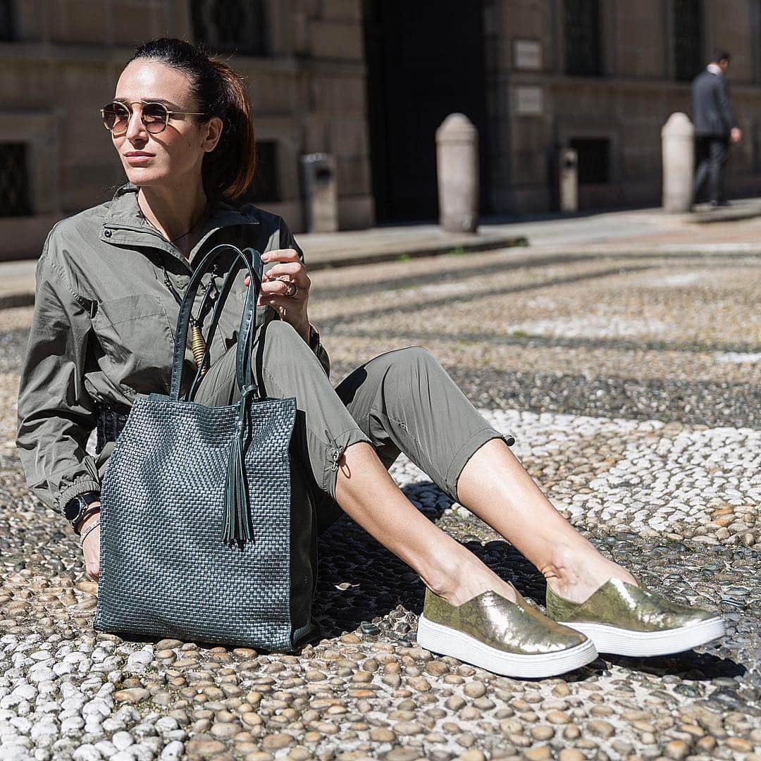 エンリーベグリンのインスタグラム：「Anything can be lovely if you look at it with love. Henry Beguelin total look.  #henrybeguelin#bag#slipon#necklace#vegetaltannedleather#lime#pino#colors#」