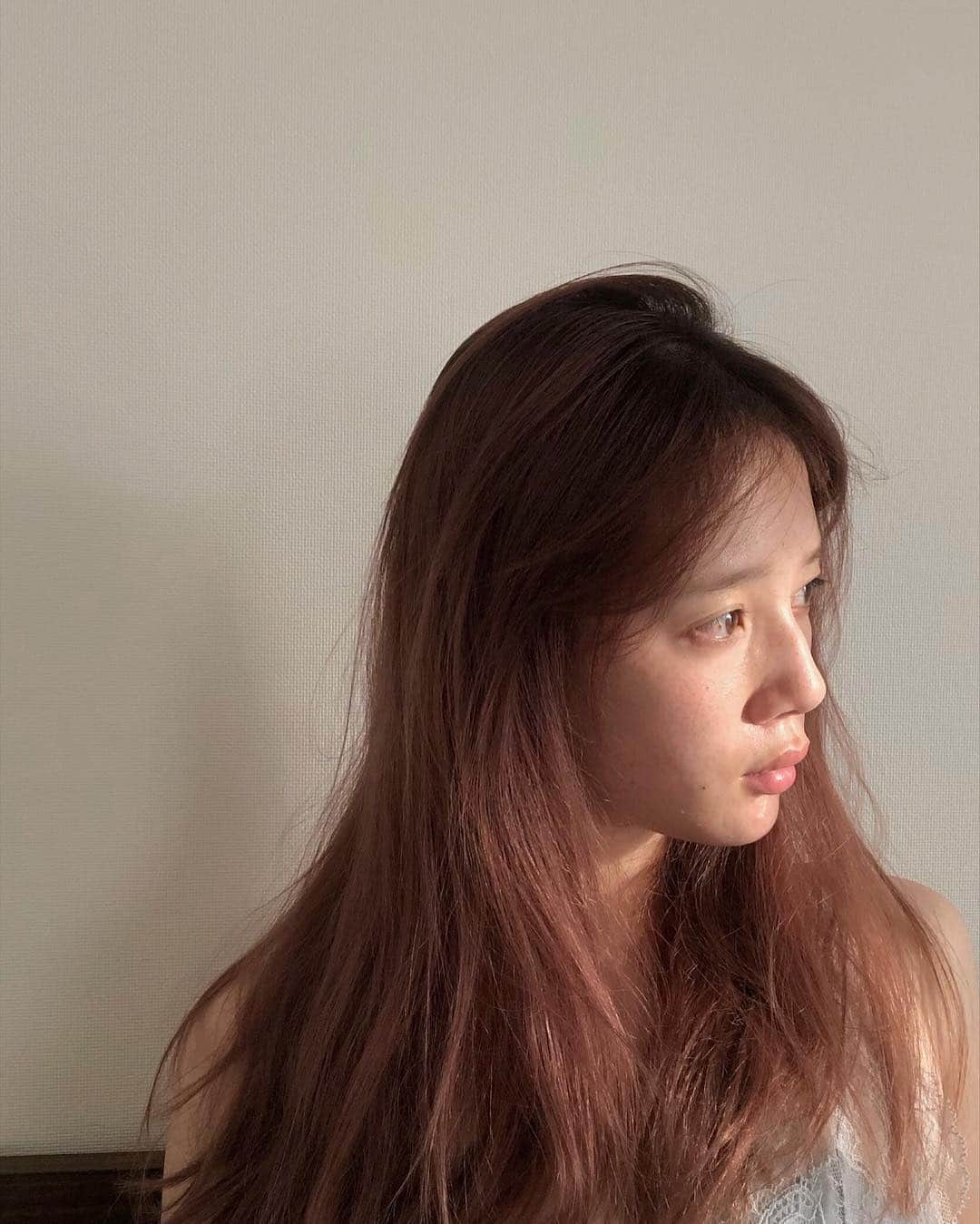 目見田早弥子のインスタグラム：「| Skin care💧 先日紹介した FANCL無添加ホワイトニング化粧液＋乳液 続けて使っています。 暑い日も増えてきて少しの外出でも ジリジリ肌が焼けるのを感じるので シミ・そばかすを防ぐためにしっかり保湿しています。 少し明るくなったような☺️🌼 #美白#無添加ホワイトニング#FANCL#居座りジミ#美白ケア#PR @fancl_official」