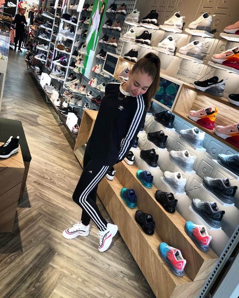 エイトォーラ・トールズドッティルのインスタグラム：「Thanks for my new sneakers💕 Everybody go check out their new store that opened today in Rotterdam!! #jdsports #lijnbaan91」