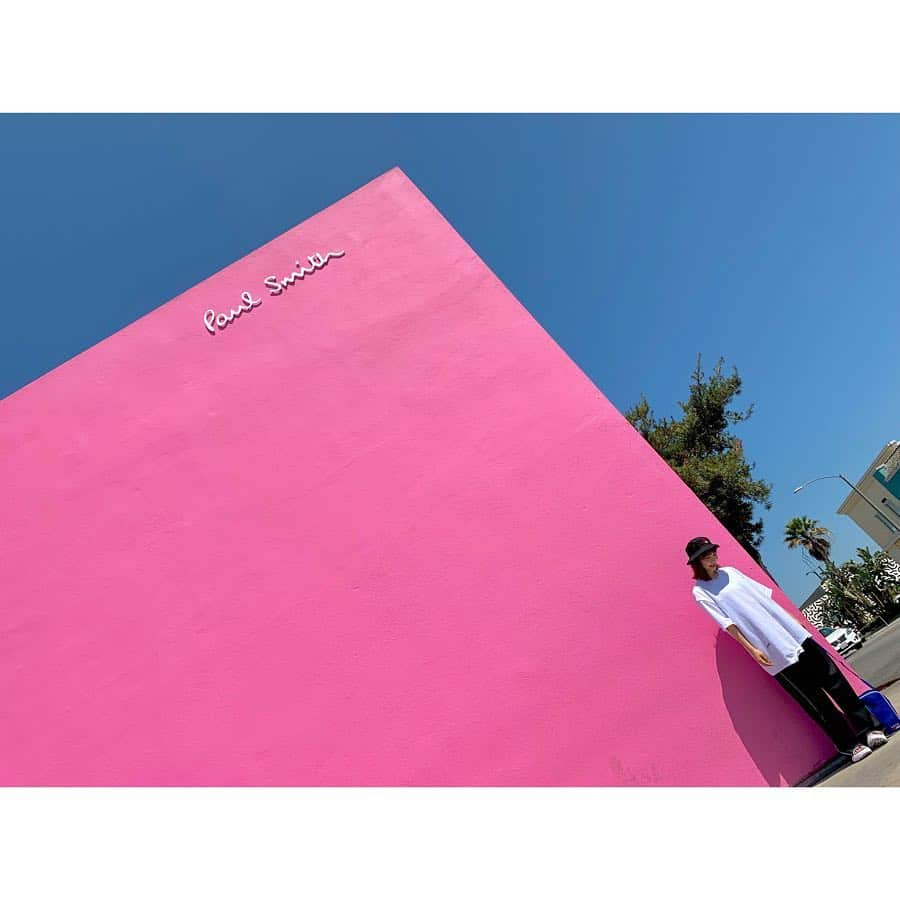 西脇彩華さんのインスタグラム写真 - (西脇彩華Instagram)「＊ #paulsmithwall #melroseavenue にあるお店の有名な壁で🍒✨ 一日運転してくれた運転手さんが一生懸命とってくれた😭✨ いい写真ばっかり！！💓 #LA #melrose #paulsmith #メルローズ #ポールスミス」4月26日 17時32分 - chapon_930