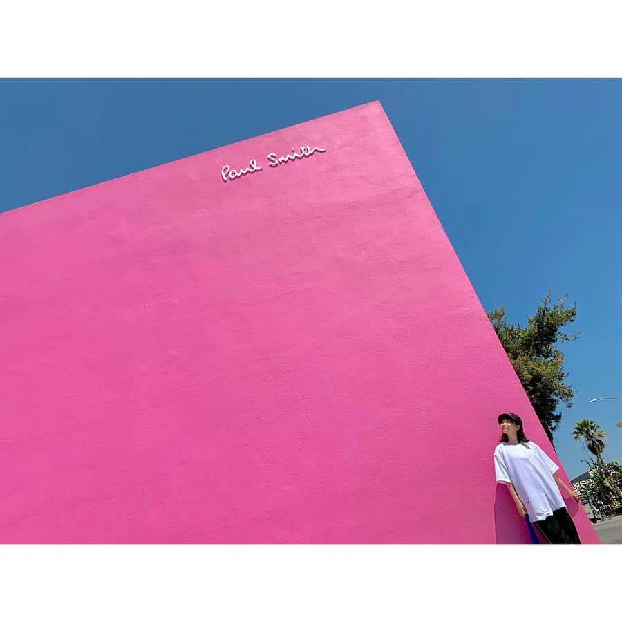 西脇彩華さんのインスタグラム写真 - (西脇彩華Instagram)「＊ #paulsmithwall #melroseavenue にあるお店の有名な壁で🍒✨ 一日運転してくれた運転手さんが一生懸命とってくれた😭✨ いい写真ばっかり！！💓 #LA #melrose #paulsmith #メルローズ #ポールスミス」4月26日 17時32分 - chapon_930