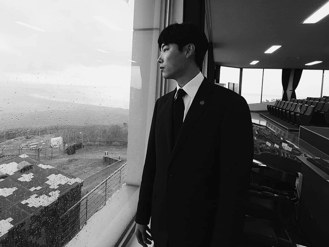 C-JeS エンタテイメントさんのインスタグラム写真 - (C-JeS エンタテイメントInstagram)「#류준열 은 지금 #평화로가는길🚶🏻‍♂️ . #DMZ평화의길 에 방문한 뜻깊은 순간! 문재인 대통령님과 함께 내딛는 첫 발걸음👣 . #강원도 #고성 #DMZ #초청 #문재인대통령 #여러분 #함께걸어요 #자랑스러운 #준열 #RyuJunYeol #peace #Cjestagram #씨제스타그램」4月26日 17時33分 - cjes.tagram