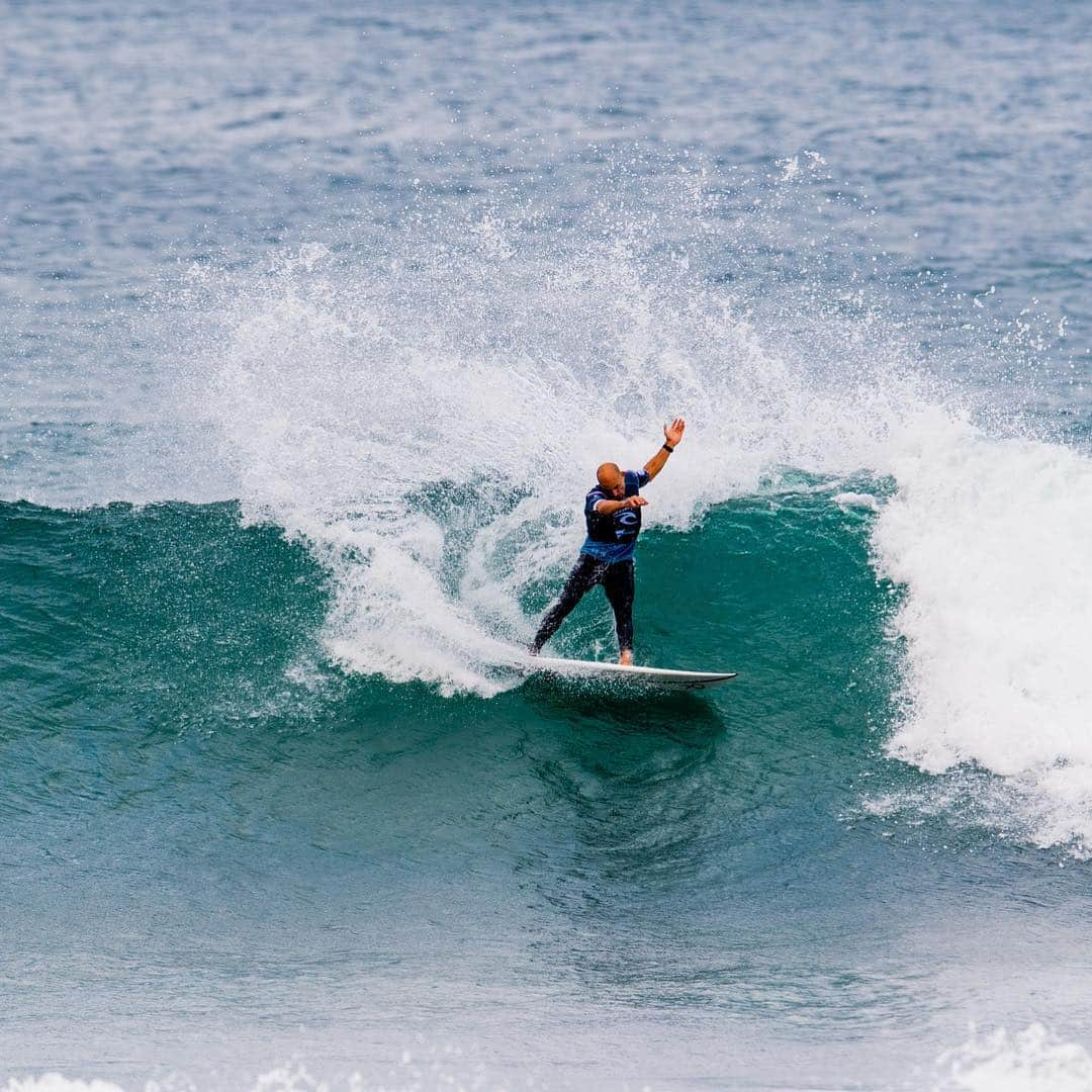 ケリー・スレーターさんのインスタグラム写真 - (ケリー・スレーターInstagram)「Some inspiration going into #TheMorningOfTheFinals at #RipCurlProBellsBeach tomorrow. Thanks for all the support. Good luck to everyone still going. Gonna have to step it up to match the levels guys are laying down but let’s hope for some great waves and conditions overnight. Hope you all get a chance to tune in live at WorldSurfLeague.com or on @wsl app. This is somewhere around my 25th or 26th year competing here. I think I may have only missed one or two years since 1992. Happy to be joining this list of names on finals day. 🤙🏽✌🏽👊🏽🏄🏾🔪」4月26日 17時33分 - kellyslater