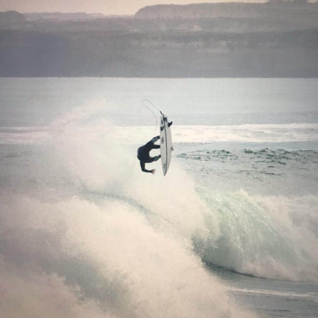 ケリー・スレーターさんのインスタグラム写真 - (ケリー・スレーターInstagram)「Some inspiration going into #TheMorningOfTheFinals at #RipCurlProBellsBeach tomorrow. Thanks for all the support. Good luck to everyone still going. Gonna have to step it up to match the levels guys are laying down but let’s hope for some great waves and conditions overnight. Hope you all get a chance to tune in live at WorldSurfLeague.com or on @wsl app. This is somewhere around my 25th or 26th year competing here. I think I may have only missed one or two years since 1992. Happy to be joining this list of names on finals day. 🤙🏽✌🏽👊🏽🏄🏾🔪」4月26日 17時33分 - kellyslater