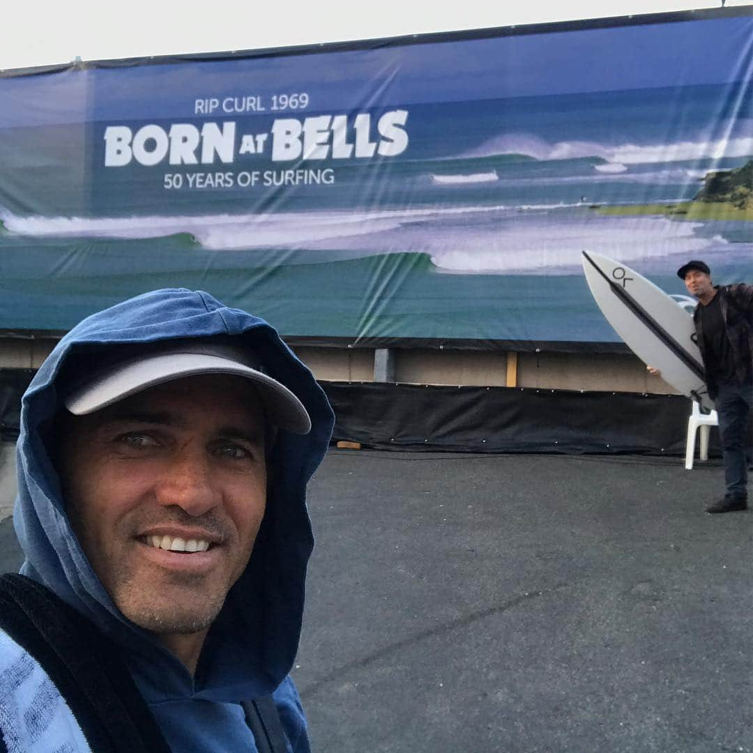 ケリー・スレーターさんのインスタグラム写真 - (ケリー・スレーターInstagram)「Some inspiration going into #TheMorningOfTheFinals at #RipCurlProBellsBeach tomorrow. Thanks for all the support. Good luck to everyone still going. Gonna have to step it up to match the levels guys are laying down but let’s hope for some great waves and conditions overnight. Hope you all get a chance to tune in live at WorldSurfLeague.com or on @wsl app. This is somewhere around my 25th or 26th year competing here. I think I may have only missed one or two years since 1992. Happy to be joining this list of names on finals day. 🤙🏽✌🏽👊🏽🏄🏾🔪」4月26日 17時33分 - kellyslater