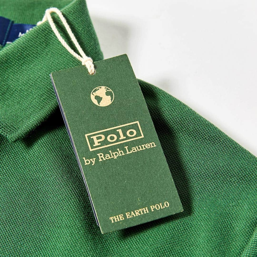 CLUÉLmagazineさんのインスタグラム写真 - (CLUÉLmagazineInstagram)「《Ralph Lauren》 -The Earth Polo-  アースデイに向け、４月18日に、100％リサイクルされたプラスチックボトルで作られた糸を使った "アース ポロ" を《ラルフ ローレン》が発表。この１枚に、平均12本のプラスチックボトルが使われてるんだって。大好きなファッションブランドが環境に取り組んでいるとなんだか誇らしくなるよね。日本ではラルフ ローレン表参道とエクスクルーシヴ店舗で発売。 ウィメンズ、メンズ共に4色展開 ￥16,000 +tax  #TheEarthPolo #RalphLauren #earthday #sustainablefashion  @poloralphlauren」4月26日 17時34分 - cluelmagazine