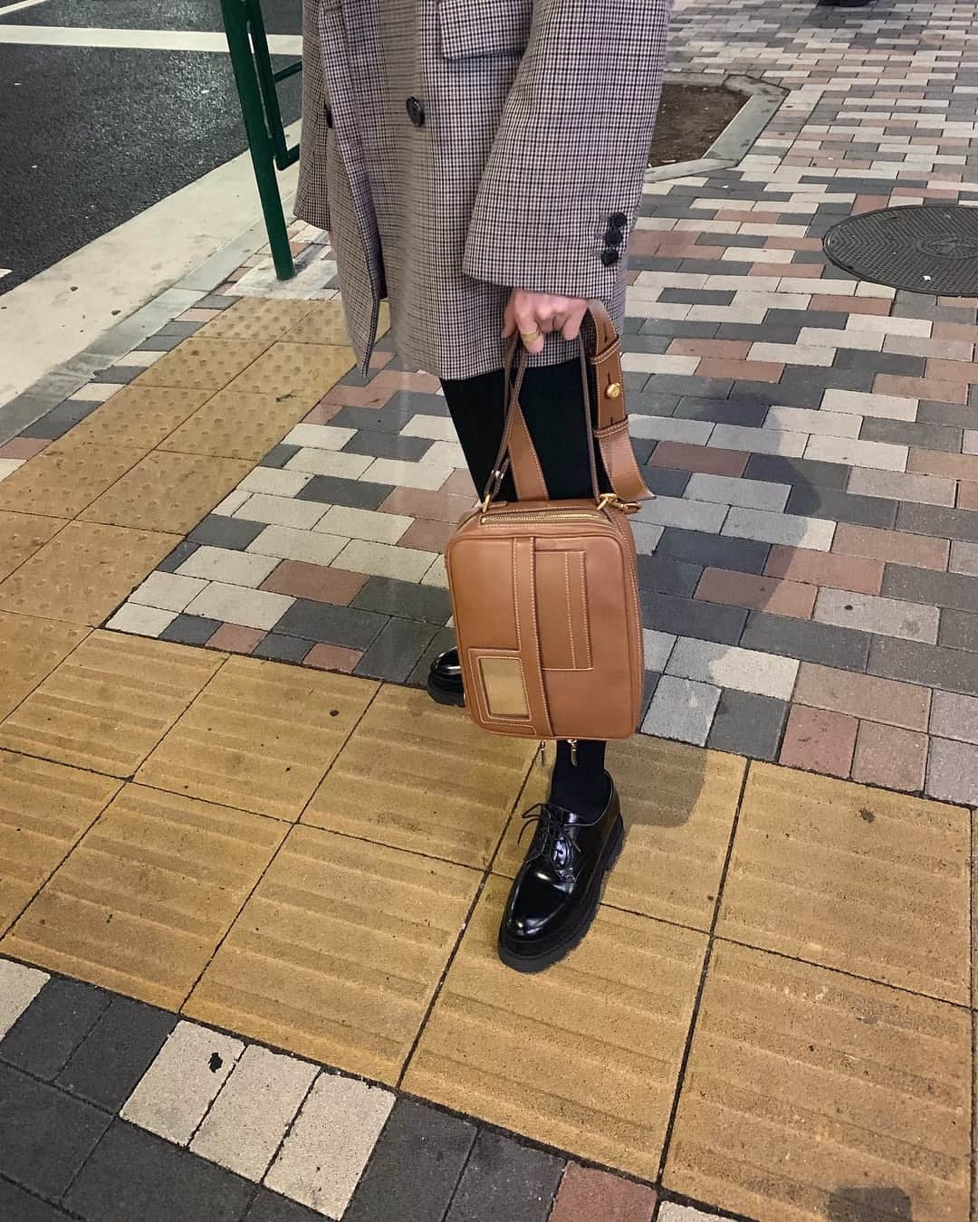 ラブリさんのインスタグラム写真 - (ラブリInstagram)「・ 最近のお気に入りのバッグ👜 i padも入るし荷物も多いけど スマートな見た目が良い私には最高ですね Toryburchだよ @toryburch #toryburch」4月26日 17時48分 - loveli_official