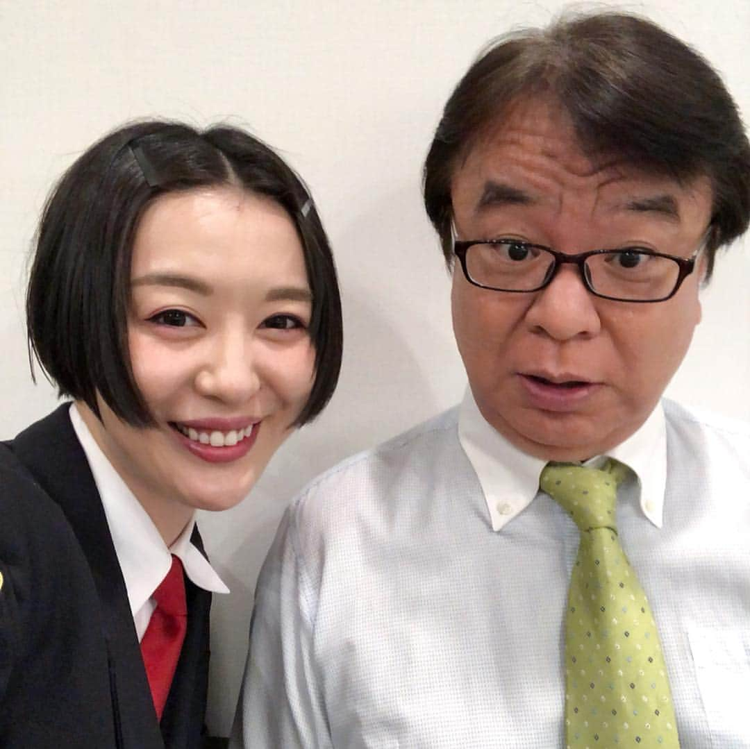 宇都宮まきさんのインスタグラム写真 - (宇都宮まきInstagram)「ねぇ🤣なんでなのっ🤣🤣🤣 まるむし商店の東村さんがっ🤣 突如として‼️✨ まきピーに😂 天体望遠鏡を🔭くれたよっ😂😂😂 まじどうなってんの🤣オカルト〜🤣🤞💓 わざわざ楽屋まで来てくれて🥺 天体望遠鏡🔭の説明✨めっちゃしてくれた😍😍😍 ひざまずいて😇天体望遠鏡🔭の立て方や😍月の見え方✨教えてくれたょ🤣 これ✨ほんとの話✨まじでこのくだり✨めっちゃ長かったんだからっ🤣🤣🤣 楽屋にめっちゃ長い時間居て😂同じ説明を何回もしてくれたんだょっ🤣🤣🤣 まきピー1回聞いたら分かるってばっ😂😂😂 でも😉めっちゃいい天体望遠鏡🔭🥰🥰🥰 まきピー嬉しぃなっ😇 しかも✨ 「これ、全部除菌しといたから‼️」だって🤣 ねぇ💞わざわざ除菌までしてくれたのっ🤩 てゆうか✨何で除菌してくれたのっ🤣🤣🤣 とっても優しぃ🥰🥰🥰 東村さん🌝🌝🌝 いつもまきピーに優しくしてくれて😌本当にサンクスだょ😇💓 NGKで同じ出番だったら嬉しいランキング✨かなり上位の先輩だょ🥰🥰🥰 今日も🤗この天体望遠鏡🔭で月を見るね🌝 東村さん🌝スペシャルサンクスだょ😍😍😍 バィバーイ😘」4月26日 17時45分 - utsunomiyamaki