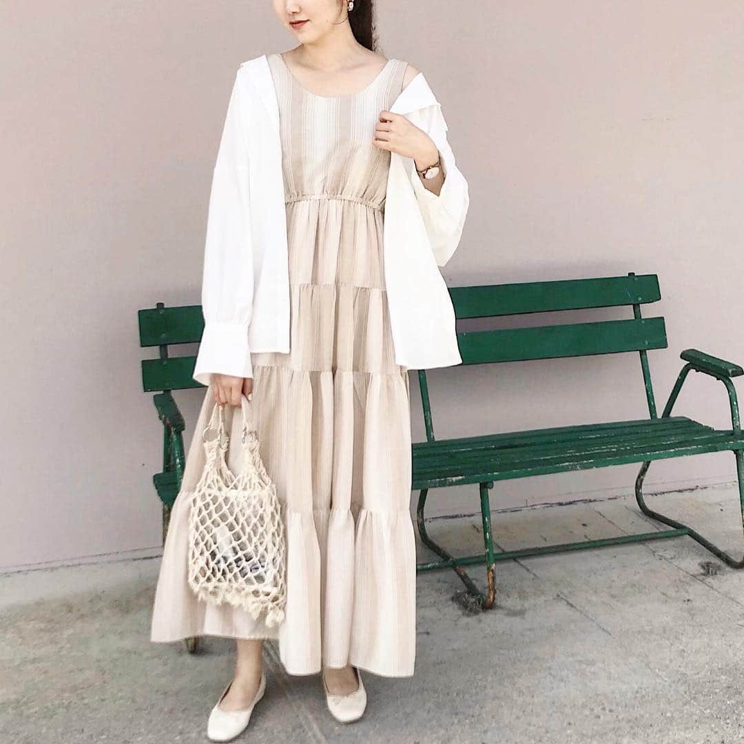 mina hinokuchiのインスタグラム：「. 入荷して速攻getしたサーキュラーワンピース☀︎ まだ肌寒いのでBIGシャツを羽織って着ても◎◎ 夏は1枚で着たいから、早く暖かくなって欲しい🌻 . 今日からSTARTした水着のプレオーダー👙 朝から来てくださった方もいて嬉しかったです♡ . 今回のノベルティーが凄い可愛いーっ！！ 私が持ってるこのロープBAGが何と！水着ご予約でプレゼントのノベルティーなんです♡ 今週日曜(21:00〜)のインスタLIVEでは、水着のラインナップを一挙ご紹介しちゃいます☀︎ ぜひご覧ください🌺 #whoswhochico #salonbychico」