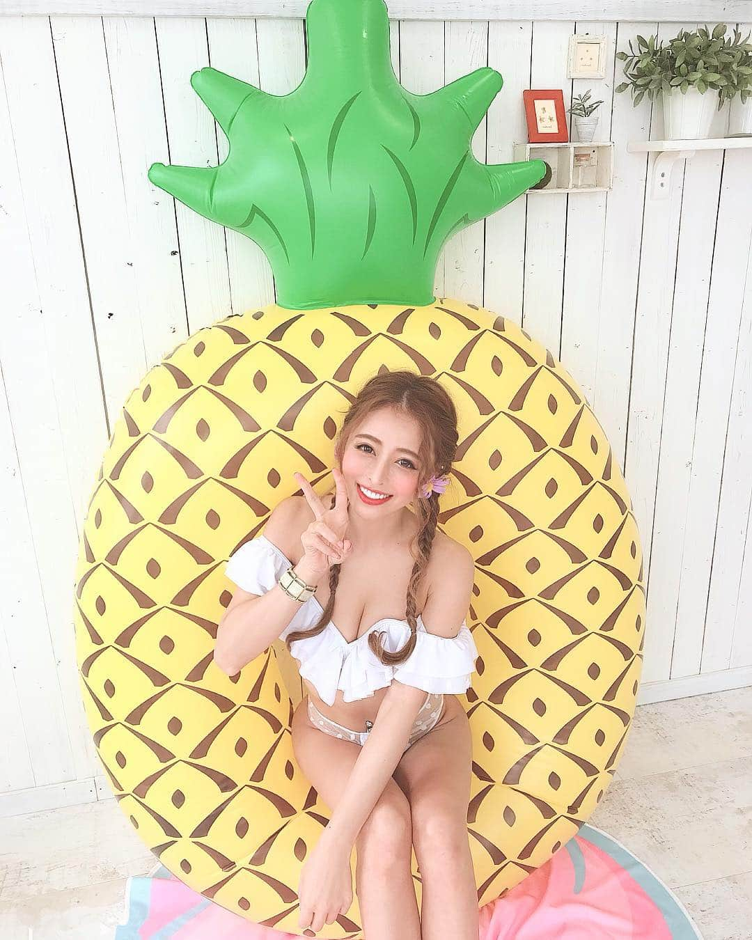 ririさんのインスタグラム写真 - (ririInstagram)「🍍🍍🍍 #パイナップル に入ってみた💓💓💓 私の子供の頃は👶 丸い浮輪しかなかった🤣🤣ぞ💦ww」4月26日 17時50分 - riri.ribon