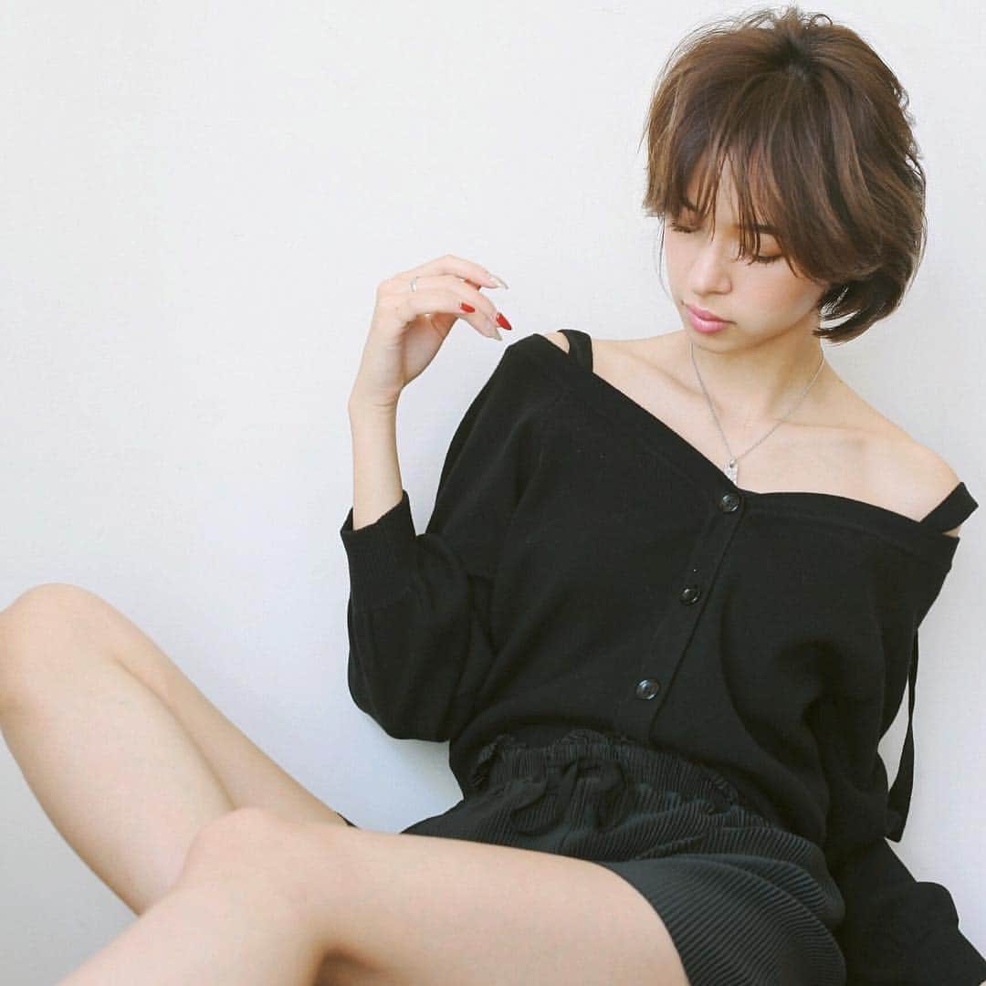 渡部幸也のインスタグラム：「24日の水曜日、ヘアメイクのお仕事に行ってきました💄 生憎の雨だったのですが、屋内撮影だったので本当に助かりました😅 それにしても昨日は蒸し暑いくらいだったのに、今日は寒いくらいの雨☔️ なかなか春気分にはなりにくいですが、ヘアスタイルだけでも春スタイルに変えてみてはいかがでしょうか❓ 明日からのゴールデンウィーク中もサロンの定休日以外は出勤してますので、皆様からのご予約お待ちしています✨😊 #ヘアスタイル #ヘア #髪型 #ヘアカタログ #ヘアセット #ヘアアレンジ #パーマ #カラー #ヘアカラー #hair #恵比寿美容院 #代官山美容室 #代官山美容院 #美容学生 #サロン #中目黒美容室 #中目黒美容院 #恵比寿美容室 #サロンモデル #lala__hair #ヘアメイク #hpb_hair #中目黒 #代官山 #恵比寿 #渋谷 #ar_magazine #murua #emoda #snidel」