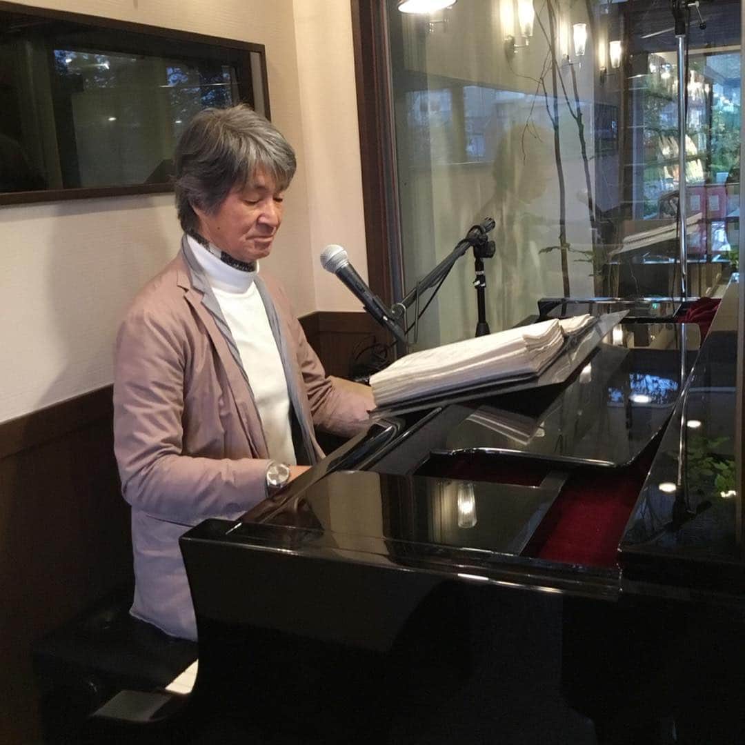 Salon de Royal Kyotoさんのインスタグラム写真 - (Salon de Royal KyotoInstagram)「. . 皆様こんばんは。 サロンドロワイヤル京都店でございます。 . . 当店では毎週金曜日、土曜日の16時30分からと17時30分から 「西山 靖夫氏」によるピアノ演奏がございます🎹✨ 西山氏のジャズタイムは美しい音色と優しい歌声が店内を彩り、 特別なひと時を演出してくださっております♬♪ 皆様には喫茶をしながら、ゆったりとした非日常的な時間を過ごして頂ける事と思います。 是非一度お立ち寄り下さいませ。 . . 曜日  演奏者 金曜日、土曜日  西山 靖夫(JAZZTIMEピアノ)  16時30分〜、17時30分〜 水曜日、日曜日  井上 千尋(ピアノ)  14時30分〜 火曜日、木曜日  安田 悦子(バイオリン)  14時30分〜 月曜日  前田絢葉(ピアノ)  14時30分〜 . . . #サロンドロワイヤル京都店 #salonderoyalkyoto #京都#kyoto#カフェ#cafe#音楽#music#ピアノ#piano#ピアノ演奏#ジャズ#西山靖夫氏#優雅なひと時#ジャズタイム#jazz . . . サロンドロワイヤル#京都スイーツ#ボンボンショコラ#京都カフェ#チョコレートショップ#ショコラトリー#パティスリー #チョコレート #チョコ #ショコラ #chocolate #chocolat #chocolatier#salonderoyal」4月26日 17時53分 - salon_de_royal_kyoto