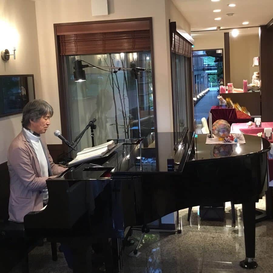 Salon de Royal Kyotoさんのインスタグラム写真 - (Salon de Royal KyotoInstagram)「. . 皆様こんばんは。 サロンドロワイヤル京都店でございます。 . . 当店では毎週金曜日、土曜日の16時30分からと17時30分から 「西山 靖夫氏」によるピアノ演奏がございます🎹✨ 西山氏のジャズタイムは美しい音色と優しい歌声が店内を彩り、 特別なひと時を演出してくださっております♬♪ 皆様には喫茶をしながら、ゆったりとした非日常的な時間を過ごして頂ける事と思います。 是非一度お立ち寄り下さいませ。 . . 曜日  演奏者 金曜日、土曜日  西山 靖夫(JAZZTIMEピアノ)  16時30分〜、17時30分〜 水曜日、日曜日  井上 千尋(ピアノ)  14時30分〜 火曜日、木曜日  安田 悦子(バイオリン)  14時30分〜 月曜日  前田絢葉(ピアノ)  14時30分〜 . . . #サロンドロワイヤル京都店 #salonderoyalkyoto #京都#kyoto#カフェ#cafe#音楽#music#ピアノ#piano#ピアノ演奏#ジャズ#西山靖夫氏#優雅なひと時#ジャズタイム#jazz . . . サロンドロワイヤル#京都スイーツ#ボンボンショコラ#京都カフェ#チョコレートショップ#ショコラトリー#パティスリー #チョコレート #チョコ #ショコラ #chocolate #chocolat #chocolatier#salonderoyal」4月26日 17時53分 - salon_de_royal_kyoto