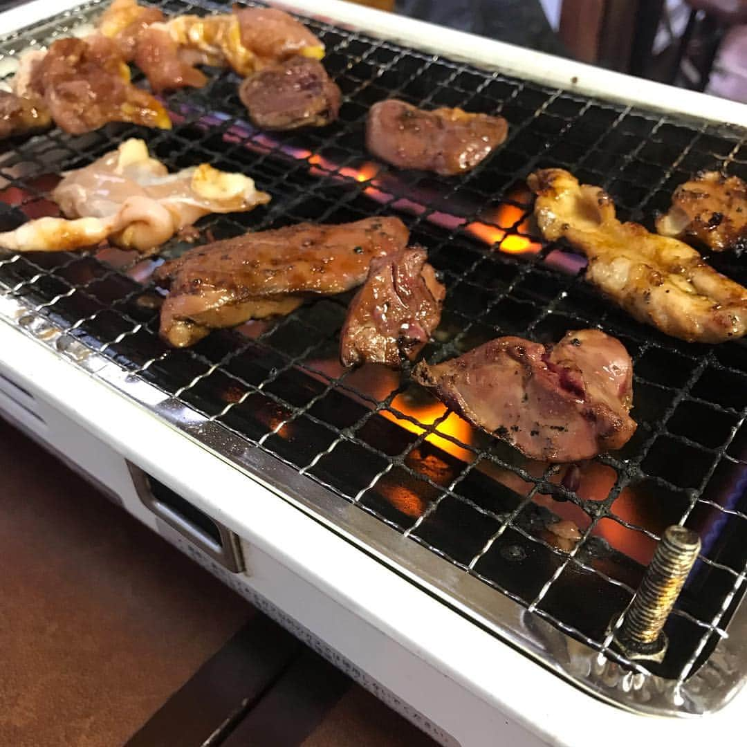 吉田サラダのインスタグラム：「違う家の近所の鳥一さん。三重県名物の鳥の焼肉！不味い！  違うかー！  本当はめっちゃ美味しいー！！ 鳥一、100点！  #違うか劇場 #ものいい #吉田サラダ」