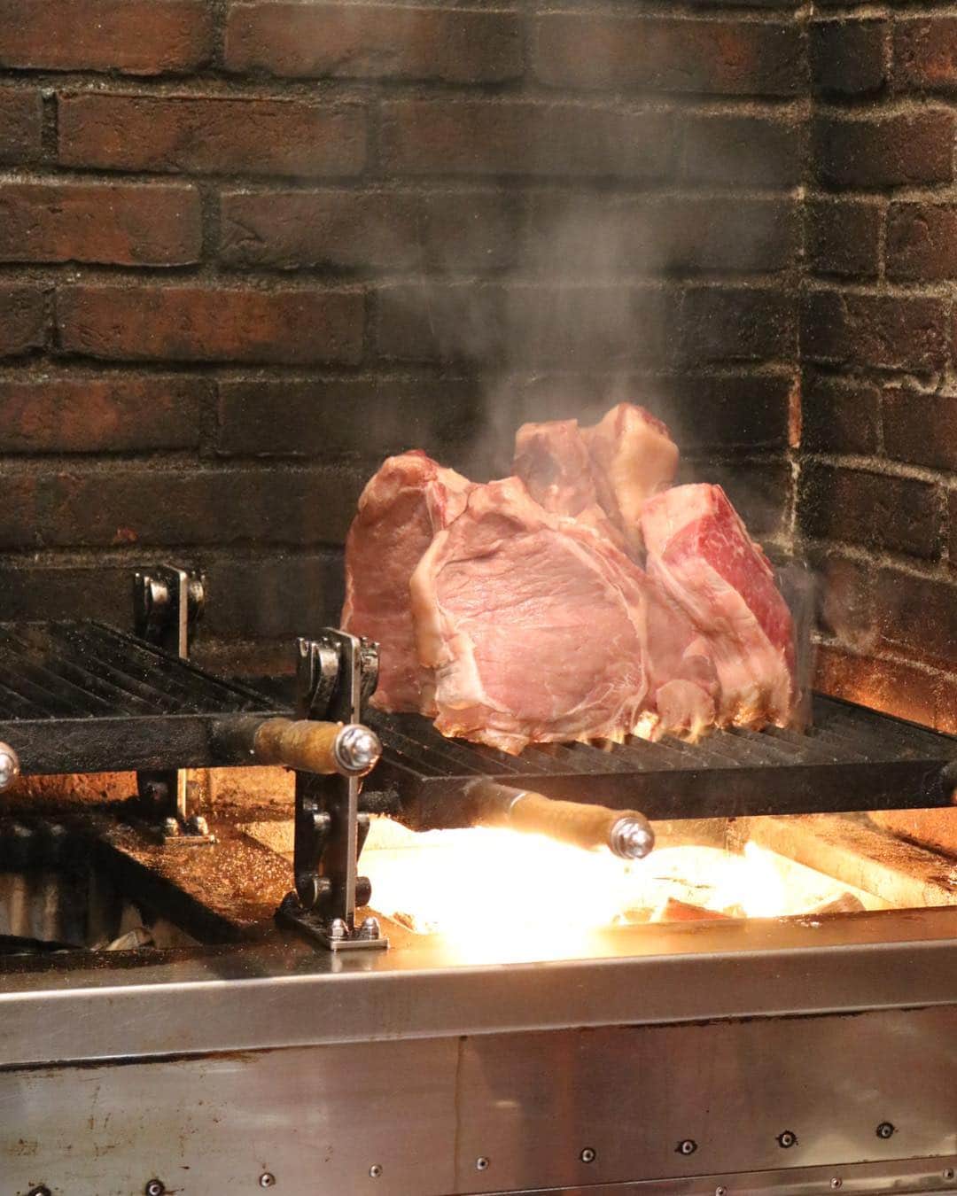 まいちくさんのインスタグラム写真 - (まいちくInstagram)「2019.4.26☔︎ ． ． 先週末、楽しみにしていたフーディーテーブル・アンバサダー限定イベント、『 最高の「地下食堂」で、フィレンツェの味を満喫♪イタリアの希少牛肉「キアニーナ牛」に出会おう 』 にお招きいただき、参加して参りました◡̈⃝︎⋆︎* ． ． ． そもそもキアニーナ牛ってナニ？から始まった今回のイベント。 イタリアのブランド牛でトスカーナ州のシエナ県とアレッツォ県にまたがるキアーナ渓谷で1500年以上前から育てられてきた古い歴史をもつ牛で見た目は体格が大きく白いの特徴の牛さん🐮 赤身が多くて肉の味も濃くとにかく美味しい事で知られているものの希少性が高くイタリア人でも食べた事がある人は多くないそう。 それもそのはず、1ヶ月の出荷数は全世界でわずか120頭という話💧 ． 日本でも2017年から提供が開始されたばかりで国内でもキアーナ牛を食べられるレストランは数えるほどしかない中、今回のイベントでは贅沢にも牡牝両方を頂く事に！😍 ． ． 以下の盛りだくさんの内容でとても勉強になるイベントでした！📝 ． ． ◎登馬商事 窪田さんによるキアニーナ牛や特選イタリア食材のご紹介 ◎大沼シェフによるお料理ワークショップ ◎試食・懇親会 【menu】 ◆ホワイトアスパラガスと卵 グラナ添え/pic2 ◆ボッタルガ・ディ・ムージネ(からすみパスタ)/pic3 ◆キアーナ牛♀のタリアータ/pic4 ◆キアーナ牛♂のビステッカ・アッラ・フィオレンティーナ/pic5 ． 🍾コルベッツォ ソーヴィニヨン/pic7 🍷カンペンティエレ プリマルーチェ ． ◎バーチパンテスキ実習 ◎デザート試食会/pic6 ． ． 門前仲町にあるトスカーナ料理のお店、トリットリア ブカ・マッシモ（pic8.10）の大沼オーナーシェフからはホワイトアスパラガスの茹で方、ブロードの使い方、肉の美味しい焼き方やカット方法、パスタソースの乳化方法などまだまだ沢山の事を惜しみなく教えていただきました。/pic9 ． 普段は入る事が出来ない厨房の中にも入らせていただき、貴重な経験をさせていただきましたよ♡/pic1 ． ． ． いつも素敵なイベントを企画してくださる  @foodietable.jp  様、登馬商事の窪田様、西海様、クオーレクールのソムリエ阿部様、トラットリア ブカ・マッシモの大沼オーナーシェフとスタッフのみな様、そしてご一緒させていただきましたアンバサダーのみなさん、楽しい時間を過ごせて幸せでした✨ ありがとうございました😊 ． ． トリットリア ブカ・マッシモ、次は家族で伺いたいと思います！ ． ． #キアニーナ牛#ブカマッシモ #登馬商事  #クオーレクール#フーディーテーブル  #フーディーテーブルイベント190421 #イタリア産ホワイトアスパラガス #ホワイトアスパラガス #asparagibianchi #からすみパスタ#spaghettiallabottarga  #タリアータ #tagliatadichianina #ビステッカアッラフィオレンティーナ #bisteccaallafiorentina #バーチパンテスキ #bacipanteschi  #リコッタチーズ」4月26日 17時54分 - maichiku3