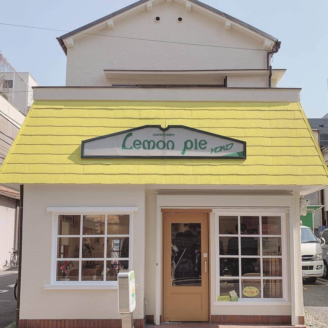 MERYさんのインスタグラム写真 - (MERYInstagram)「. 黄色い屋根が目印のこちらのお店は、『洋菓子レモンパイ』。浅草に1981年からお店を構え、メレンゲたっぷりのレモンパイを提供し続けています。是非大切な人と特別な日に食べたいですね♡ . MERYでは他にも「かわいい」に近づくさまざまな情報を発信しています。 @mery.beauty コスメ・美容に特化した情報をお届け♡ @mery_spot 話題のカフェやお出かけスポットをご紹介！ こちらもぜひチェックしてみてください！ . . photo by @real__krc @__sseung__ . #MERY #regram #instagram #cafe #먹스타그램 #카페스타그램 #카페 #냠냠 #도쿄 #아사쿠사 #아사쿠사카페 #레몬파이 #浅草 #レモンパイ #洋菓子店 #パイ #ケーキ #浅草カフェ #食べスタグラム #東京カフェ #カフェ部 #カフェ好き #おしゃれカフェ #カフェ活 #カフェ #カフェ巡り #カフェ好きな人と繋がりたい #お洒落さんと繋がりたい #MERY女子 #メリー」4月26日 18時01分 - mery.jp