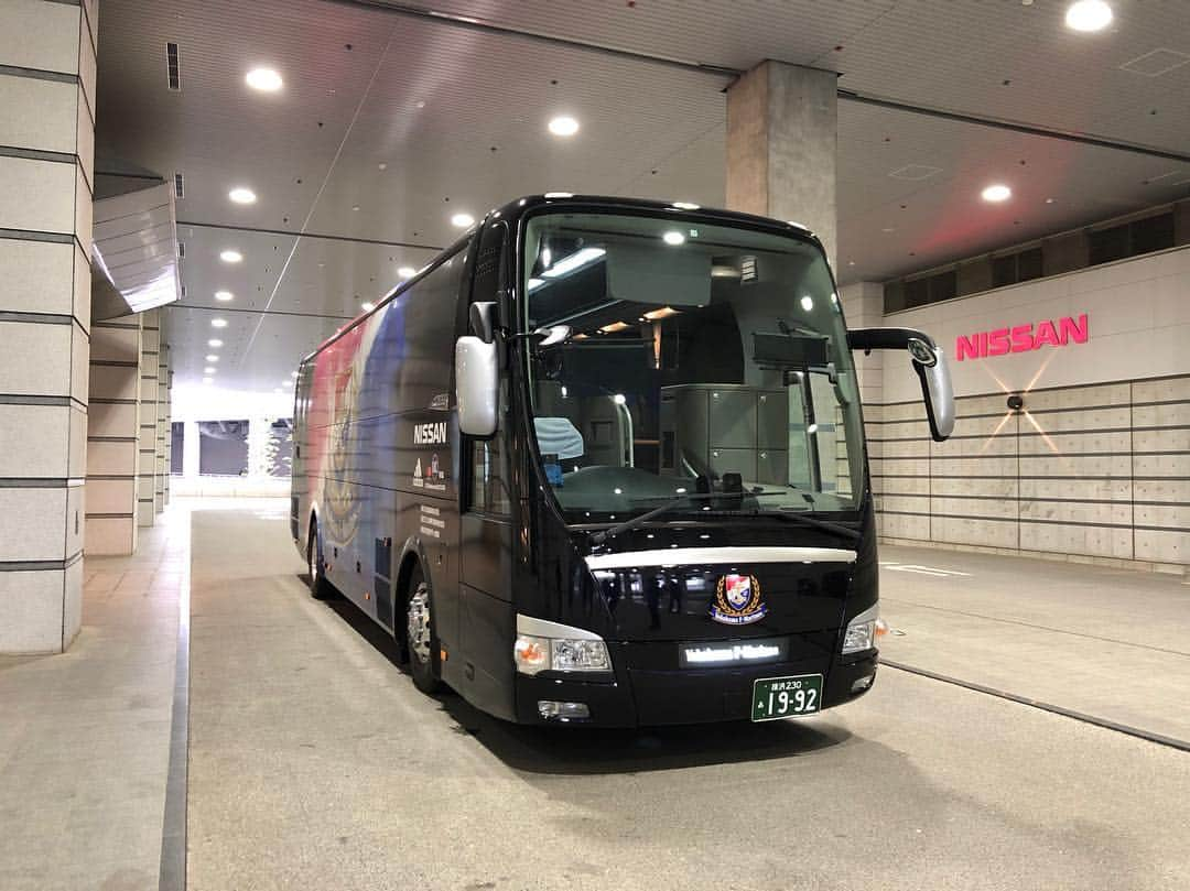 仲川輝人のインスタグラム：「こりゃかっちょええわー。 New team bus🚌🚌🇫🇷 ナンバープレート 1992もGOOD👌  #マリノス  #横浜fマリノス  #fmarinos  #nissan  #仲川輝人  #23  #ハマの新幹線  #jリーグ  #コトシハjガハンパナイ  #トップチームバス #トリコロール」