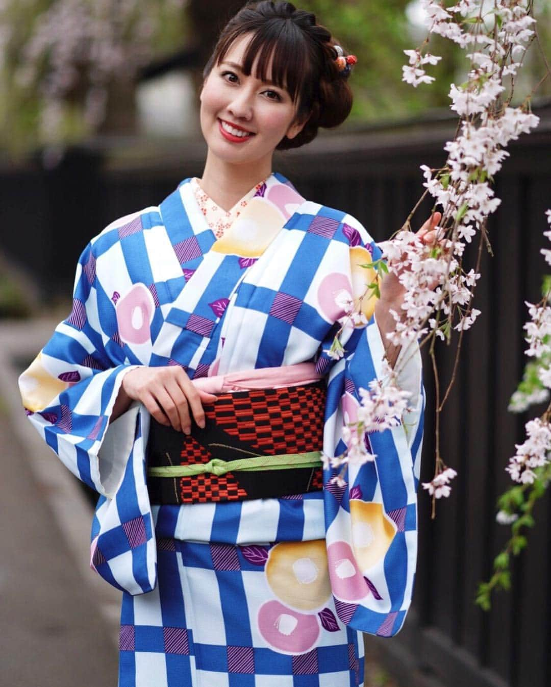 相場詩織さんのインスタグラム写真 - (相場詩織Instagram)「【イベント&番組のお知らせ🌸】﻿ ﻿ ●今年もエフエム秋田﻿ 「男鹿フェスレディオモッシュ」を﻿ イシコウさんと一緒に担当することになりました✨﻿ 記念yearの今年はいつにも増して﻿ 男鹿フェスが熱く盛り上がること間違いなし🔥﻿ レディオモッシュでは﻿ 皆さんが男鹿フェスに向けて﻿ バッチリ予習が出来るように﻿ 皆さんからのリクエスト曲をかけたり、﻿ もしかすると皆さんの好きな出演アーティストさんも﻿ 登場するかも😎⭐️﻿ さらに！今年もプレゼントがあるとかないとか…﻿🎁 5月から毎週木曜18時半〜﻿ エフエム秋田 「男鹿フェスレディオモッシュ」﻿ 是非お聴きください👂💕﻿ ﻿ ●4月27日28日﻿ リーディングライブ「Bouquet」@ココラボラトリー﻿ いよいよ明日、明後日です✨﻿ 私は役柄に侵食されはじめていて﻿ 最近自分でも自分の性格が﻿ 分からなくなってきました！笑﻿ モエさんとのライブ配信で詳しいことを﻿ 話していますので気になっている方﻿ 迷っている方は是非チェックして下さいね🌸﻿ (1回目の配信、電波の関係で途中切れてしまい 申し訳ございませんでした🙇‍♀️ マティログパイセンとマティログパパさんが 登場する神回だったのに😭😭😭) ﻿ ●5月1日 2日 横手市増田まんが美術館﻿ ﻿ ●5月25日26日 これが秋田だ 食と芸能大祭典﻿ ﻿ ●6月1日 さなぶり酒花火﻿ ﻿ ●6月28日 令和最初の初夏に秋田酒を楽しむ SAKE GARDEN ﻿ ﻿ 上の4つのイベントはMCでお邪魔します✨﻿ 皆さんが少しでも楽しいひとときを﻿ 過ごせるように心を込めてMCを担当いたします🌸﻿ まだ情報解禁前のイベントもあるので﻿ お楽しみに😊﻿ MCなどのお仕事依頼をDMにいただきますが﻿ お仕事依頼は公式HPからお願いいたします🙇‍♀️﻿ ﻿ #instagood #instalike #model #shooting #sakura﻿ #cherryblossom #akita #kakunodate #mc #kimono﻿ #ヘアメイク #ヘアアレンジ #着物 #着物モデル #撮影﻿ #美容 #裸眼 #裸眼メイク﻿ #アナウンサー #司会 #相場詩織 #コスメ ﻿ ﻿#秋田美人 が沢山いる場所 #角館 #아나운서 #일본아나운서 #기모노 #일본옷 #일본문화」4月26日 18時02分 - shioriaiba0801