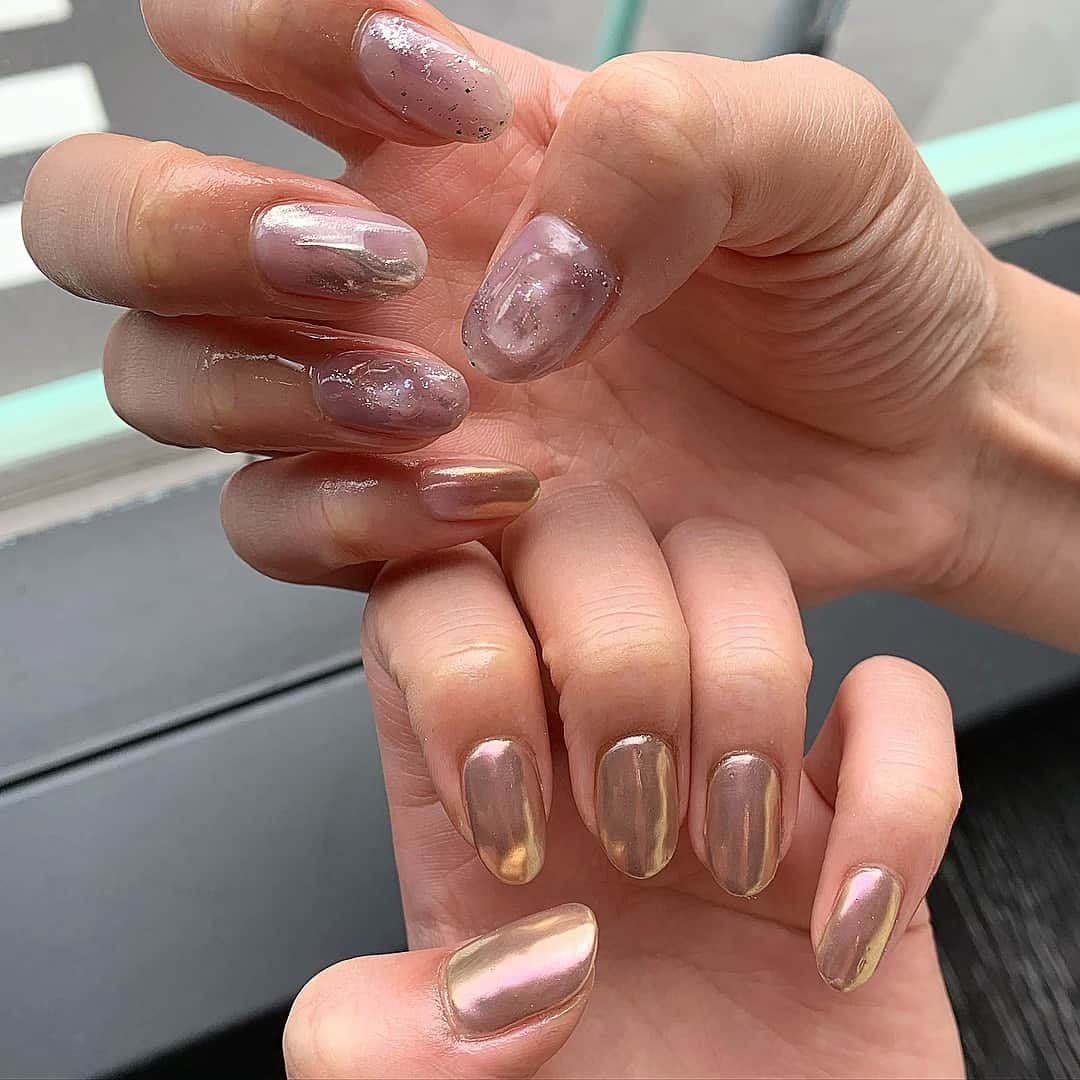 RUBY&ONYX by Kanako Miuraのインスタグラム：「透明感ばっちりのちぐはぐネイル🥰 ・ ・ 4/28 11:00〜.17:30〜 4/29 11:00〜.13:30〜.15:30〜 4/30 17:00〜17:30〜  ご案内可能でございます🥰 その他のお時間もご相談くださいませ。  お子様もお隣に座れるペアルームや個室もございます💡 ・ ・ ・ 🌿月額制もやってます🌿 ○プレミアム会員(ハンド&フット)¥29,800(税抜)・ ○ハンドレギュラー会員¥14,800(税抜)・ ○フットレギュラー会員¥14,800(税抜)・ ・ それぞれ全てのメニューが月に何度でもご利用頂けます。  ご予約、お問い合わせはDMまたは 0354595882 LINE ID：@ rubynail までお気軽にどうぞ💫  #daikanyama#nailsalon#nail#gelnail#rubyandonyx#summer#summernails#handnail#mode#cool#studs#menscare#ART#winternails#メンズネイル#メンズケア#定額制ネイル#通い放題#ジェルネイル#ネイル#ノーサンディング#ショートネイル#大人ネイル#イエローネイル#シンプルネイル#代官山ネイルサロン#トレンドネイル」