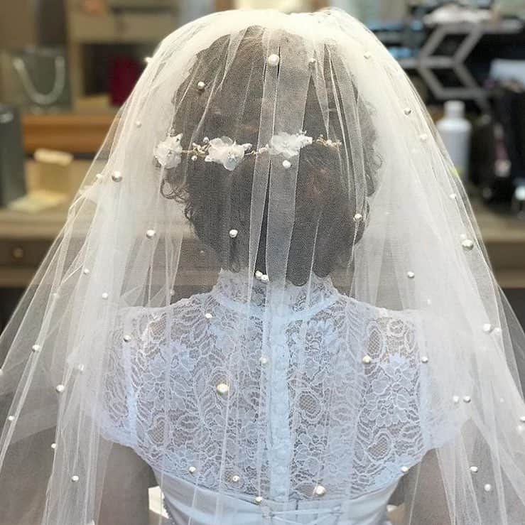 プレ花嫁の結婚式準備サイト marry【マリー】さんのインスタグラム写真 - (プレ花嫁の結婚式準備サイト marry【マリー】Instagram)「❁ パールが全体に散りばめられた #パールベール が可愛い👰🏻✨✨ * キラキラ感と上品さがあって、 このベールを纏って #バージンロード を歩く花嫁さんの姿を 想像したら、 なんだか感動してきます💎 * 見惚れちゃうくらい、本当に可愛い後ろ姿です💕💕 * photo by @chiiru10 #プレ花嫁#卒花#卒花嫁#ブライダルヘア#ウェディングヘア#ヘアアレンジ#挙式ヘア#ベール#ウェディングベール#ベールアップ#ベールダウン#パールシャワー#2019春婚#2019夏婚#2019秋婚#2019冬婚#2020春婚#2020夏婚#2020秋婚#2020冬婚#結婚式準備#プロポーズ#婚約#marryxoxo」4月26日 18時08分 - marryxoxo_wd