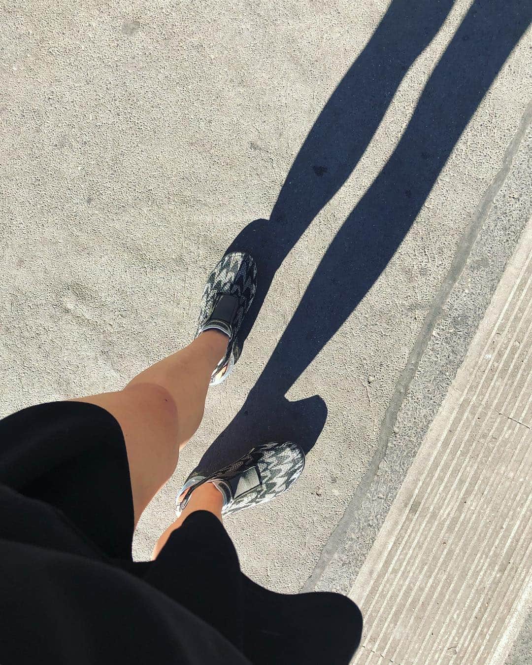 松島エミのインスタグラム：「Feels good to get the legs back in the suuuun😎  #needcolor #acronym」