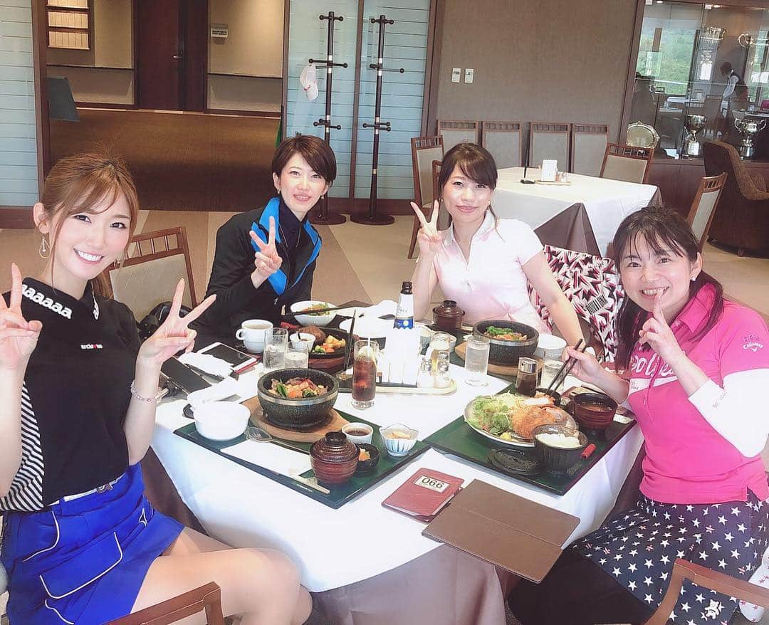 美波千夏さんのインスタグラム写真 - (美波千夏Instagram)「🌸🌸🌸 先日宍戸ヒルズカントリークラブで開催された『日本ゴルフツアー選手権SNSアンバサダー女子ゴルフコンペ』の集合写真💓 @japangolftour ⛳️ 八重桜が満開で華やかー🥺✨ 私どこにいるかわかりますか？笑 . 女子だけのコンペは初めてだったので、すごく新鮮で、そして楽しすぎましたー🥳💓またすぐやりたい！笑 . そして、 @cupidiry さんの企画力が凄すぎて終始感動！会場もアトラクションも景品もすごくすごく豪華でしたー💓何位になっても嬉しい🥳⭐️ . 参加者の皆様、宍戸ヒルズカントリークラブの皆様、スタッフさん、そしてご協賛頂いた企業様、ありがとうございました！ . . . 💠ご協賛頂いた企業アカウント💠 @cuarto_united  @otalmg  @archivio.official  @junandrope @honmagolfjp @pinggolf_japan @hasegawa.jp @dully_na_japan @sakuramoto_emi @skechers_officiall @anewgolf @musicalab_d @39design_mattress @maisondepetitfour @b.e.l.l.222 @jun ※順不同 . . . #日本ゴルフツアー選手権 #森ビルカップ #宍戸ヒルズカントリークラブ #宍戸ヒルズCC #JGTO #ゴルフ女子」4月26日 18時13分 - chinatsu_minami